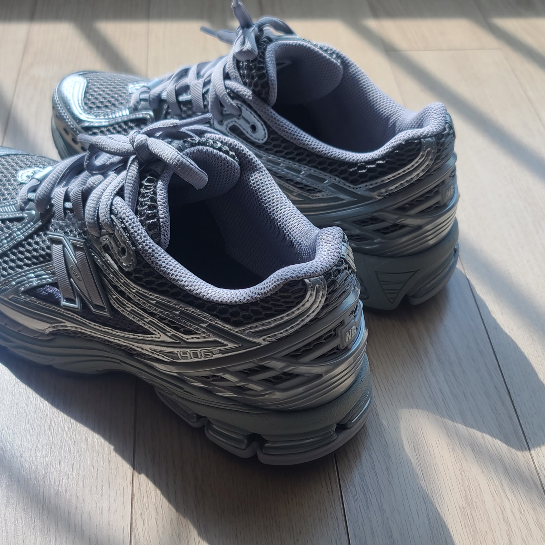 New Balance 1906R Harbor Grey Silver Metalic 착용 스타일 - 2