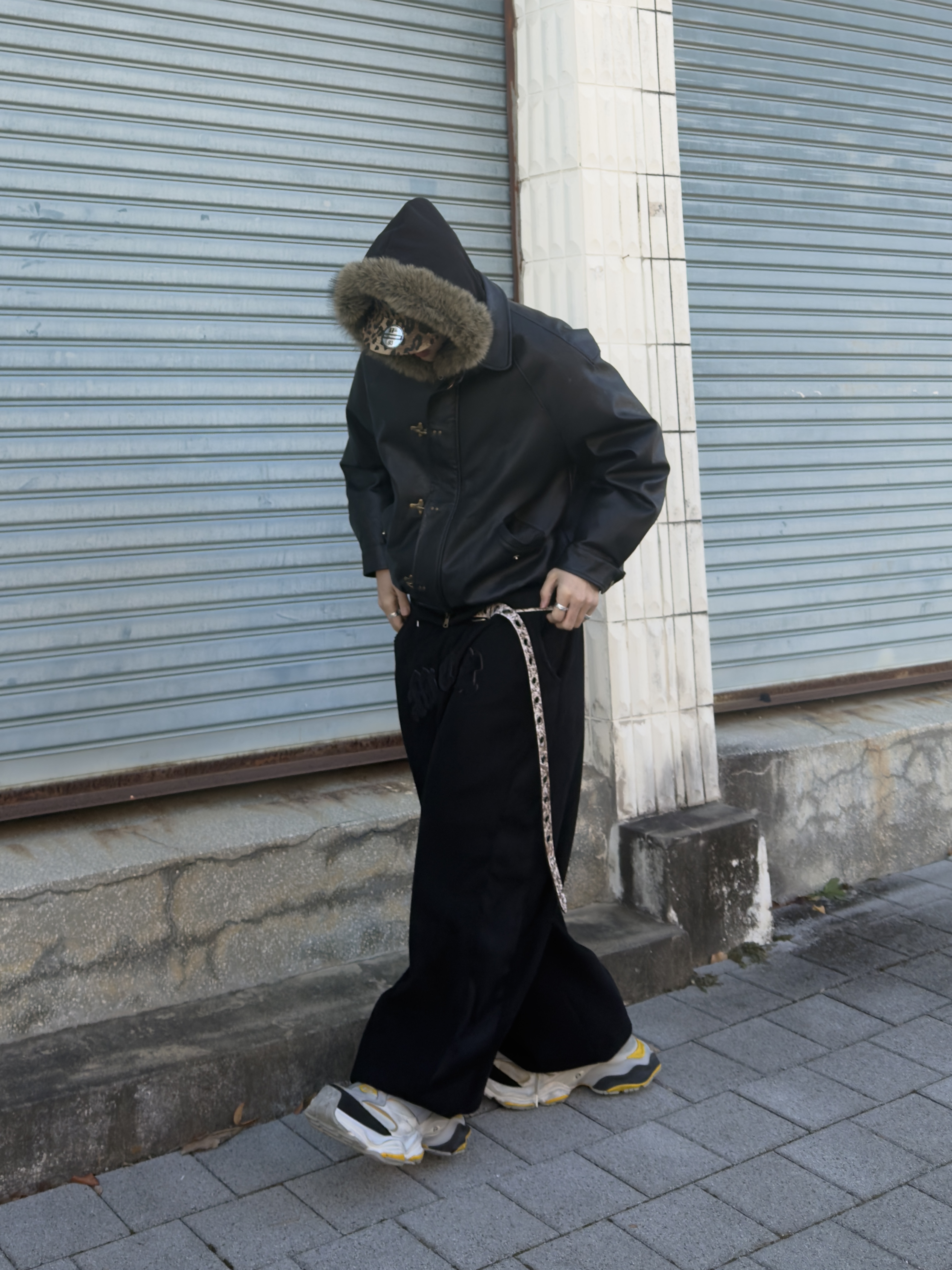 Balenciaga Cargo Sneakers Grey Black Yellow 착용 스타일 - 3
