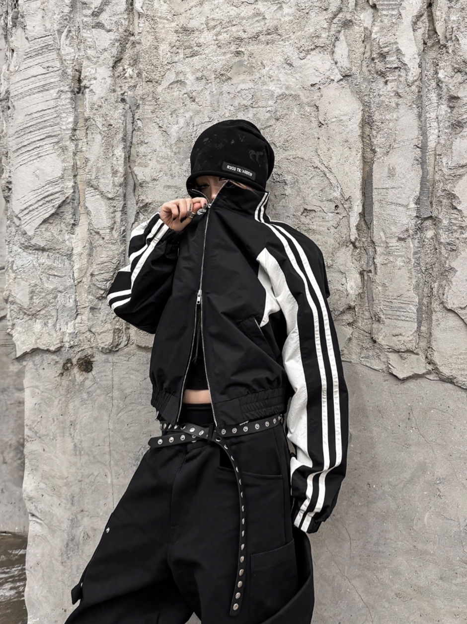 ROARINGRAD 26 Crop Track Jacket Black 착용 스타일 - 1