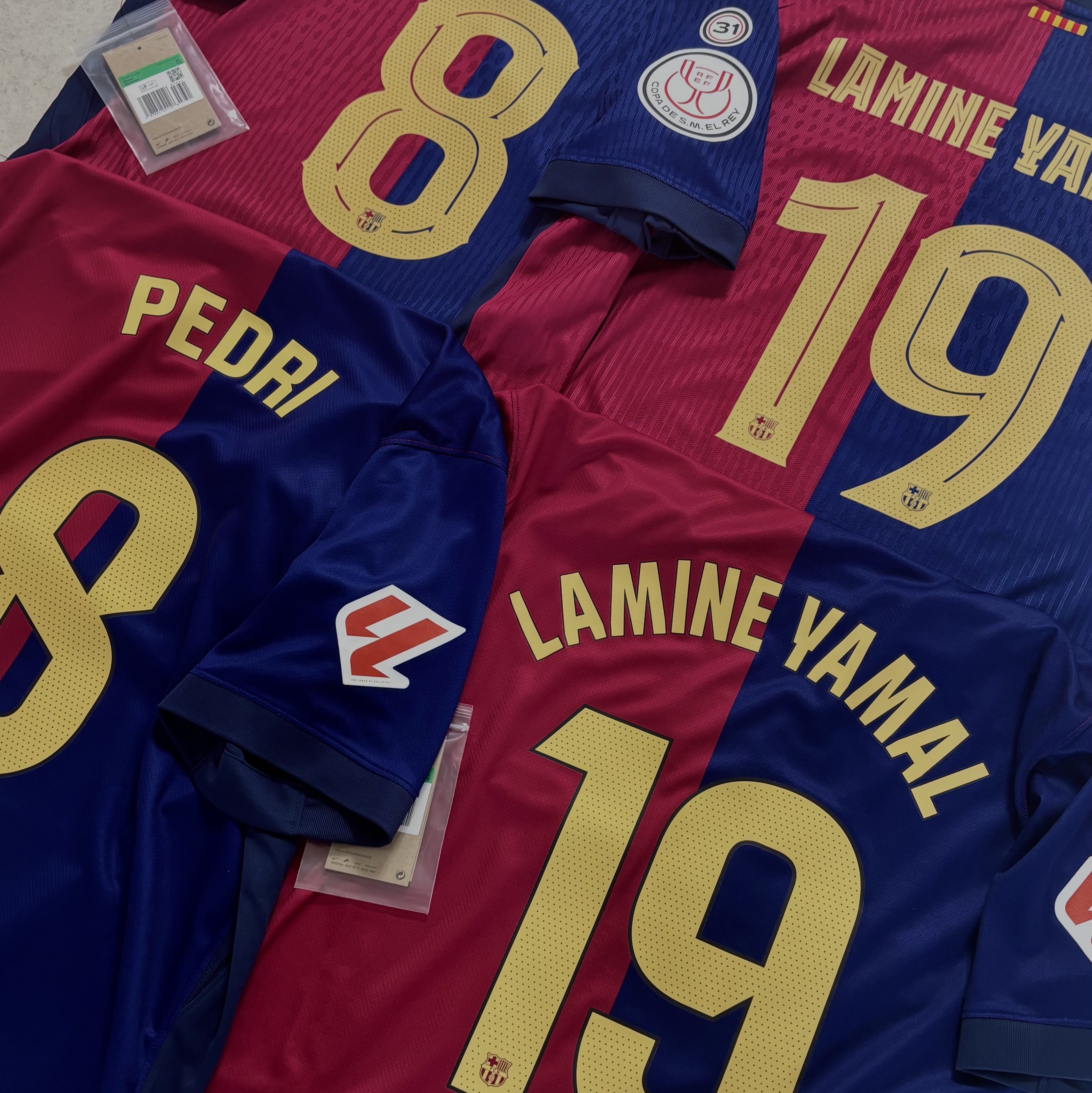 Nike FC Barcelona 2024/25 Dri-Fit Stadium Home Jersey Deep Royal Blue Midnight Navy (Non Marking Ver.), Nike FC Barcelona 2024/25 Dri-Fit ADV Match Home Jersey Deep Royal Blue Noble Red (Non Marking Ver.) 착용 스타일 - 1