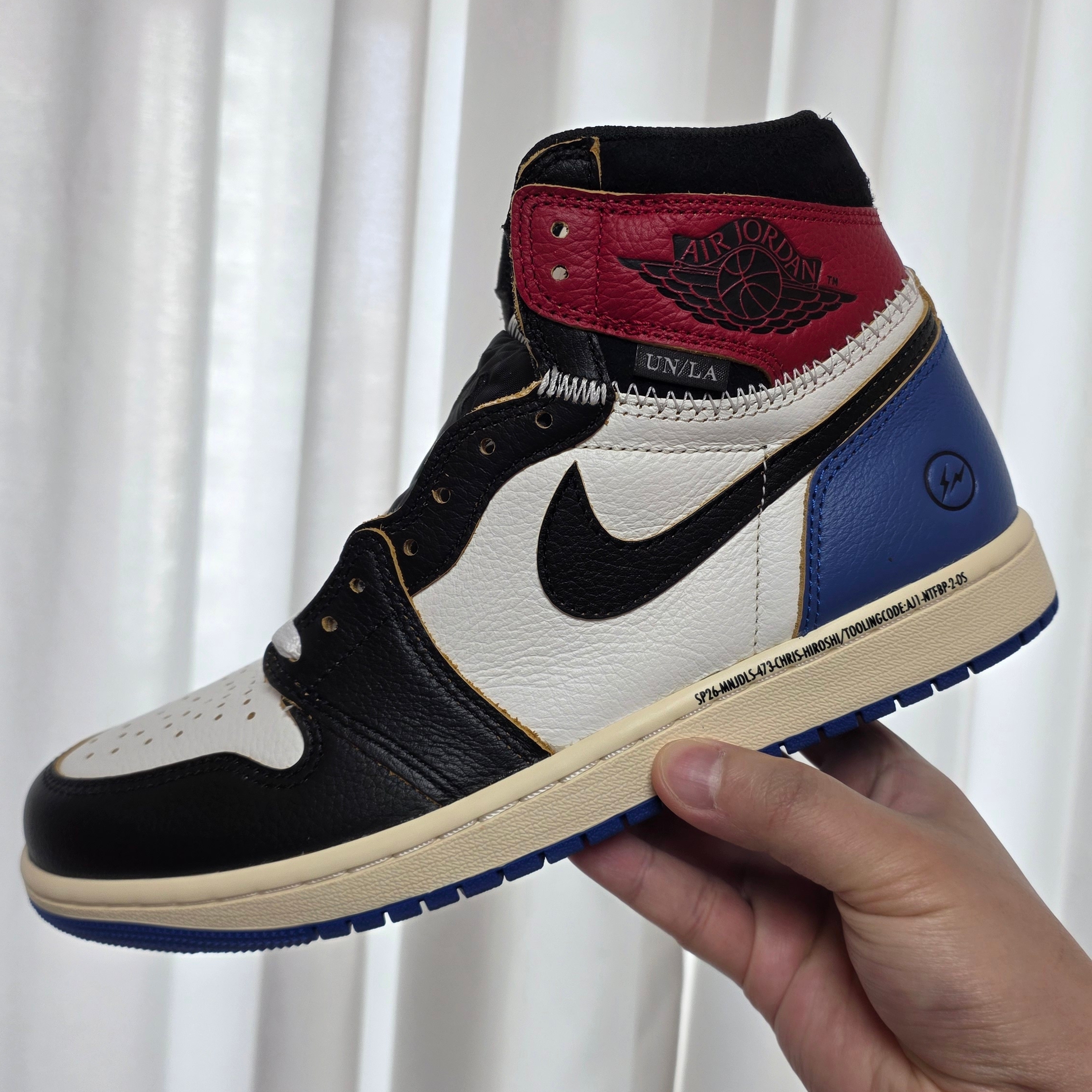 Jordan 1 x Fragment x Union LA Black and Varsity Red 착용 스타일 - 1