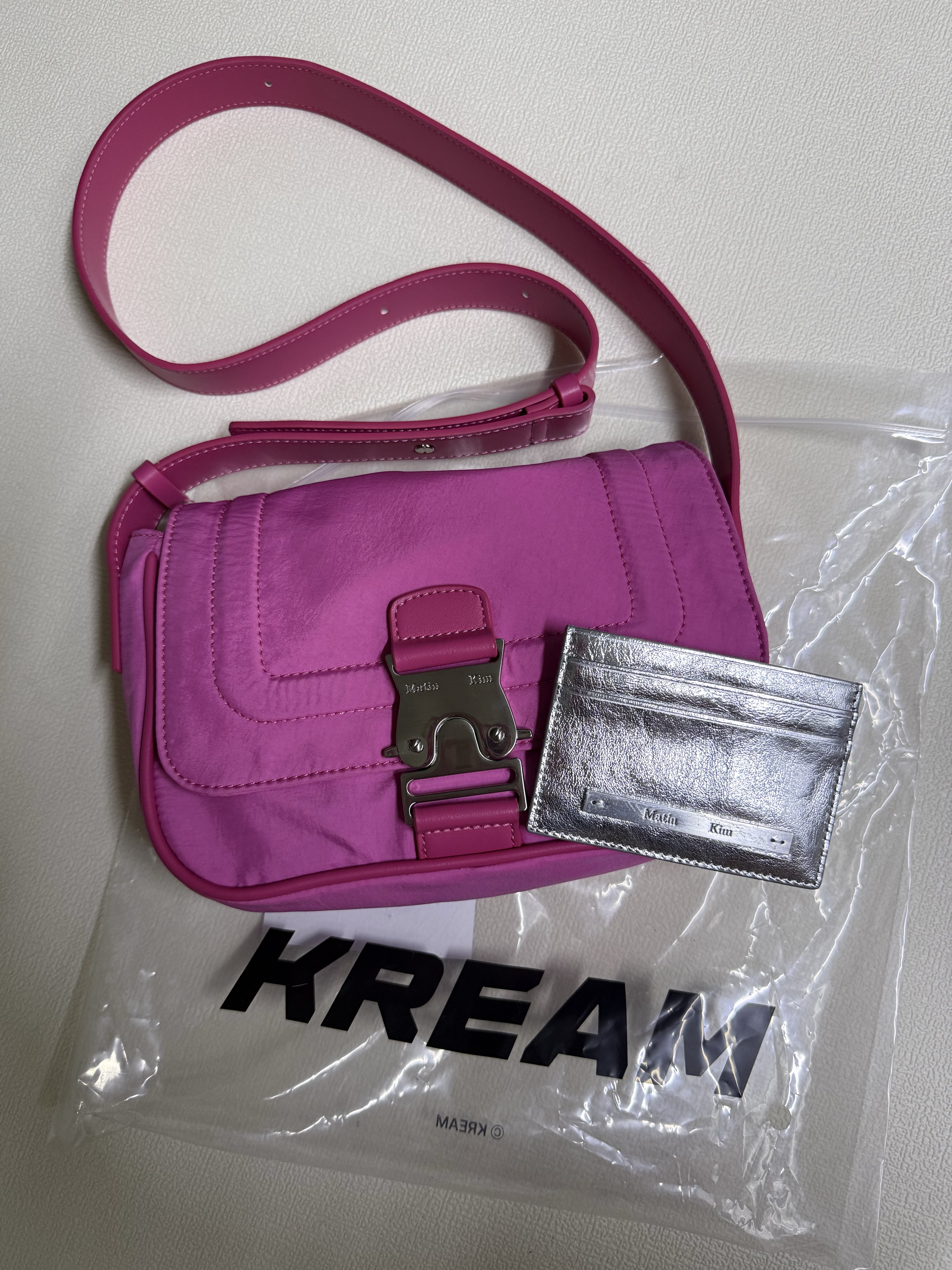 Matin Kim Vintage Card Wallet Silver, Matin Kim Crisp Mini Buckle Bag Dark Pink 착용 스타일 - 1