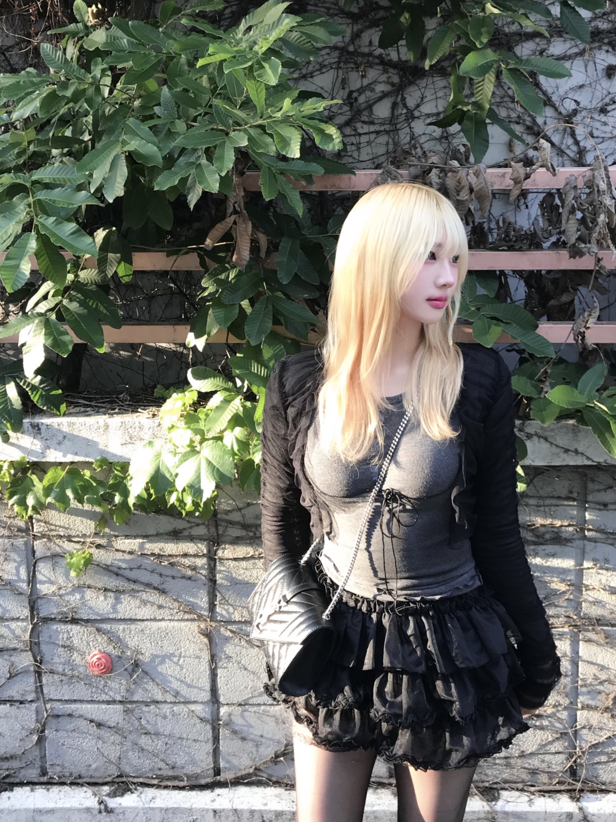 Saint Laurent Envelope Small Bag in Mix Matelasse Grain de Poudre Embossed Leather Black, Roughneck Tutu pants skirt black 착용 스타일 - 1