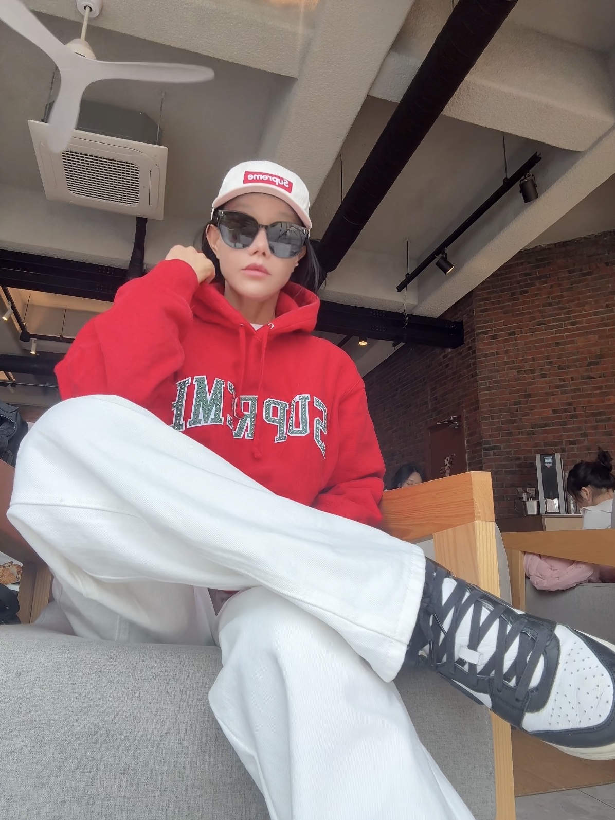 Supreme Stars Arc Hooded Sweatshirt Red - 22SS, Supreme x The North Face Expedition Jacket White - 18FW 착용 스타일 - 3