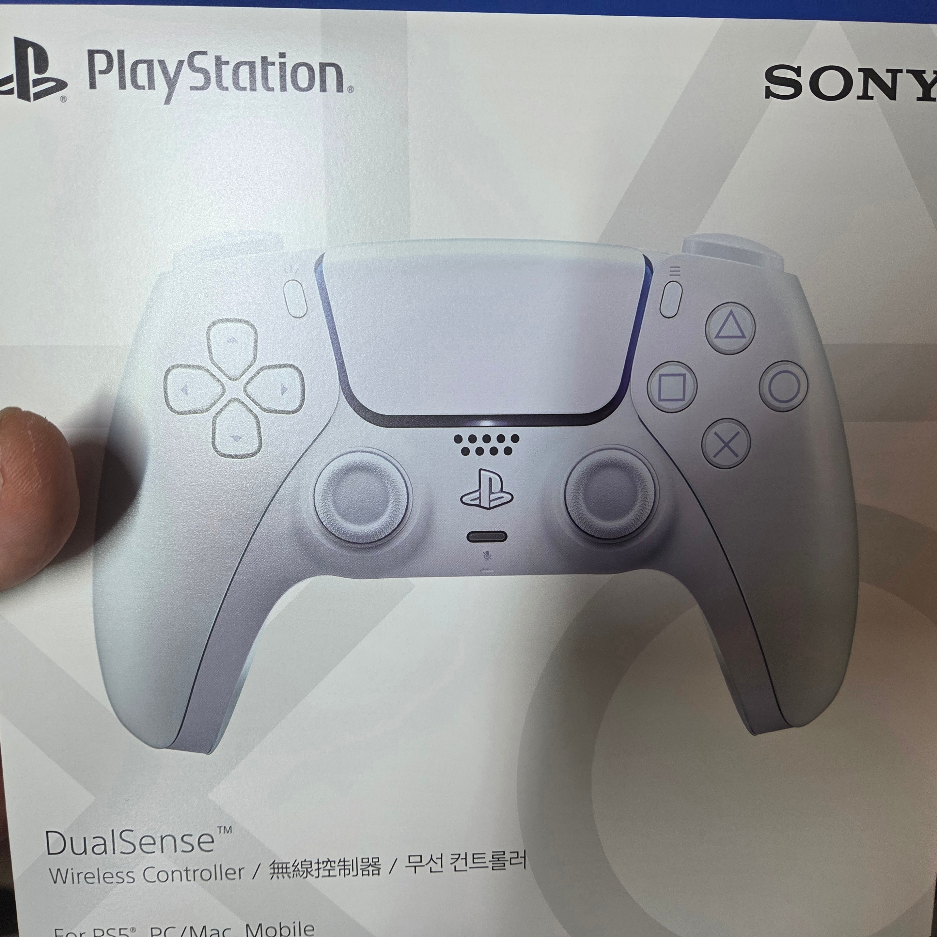 PlayStation 5 DualSense Wireless Controller Chroma Pearl 착용 스타일