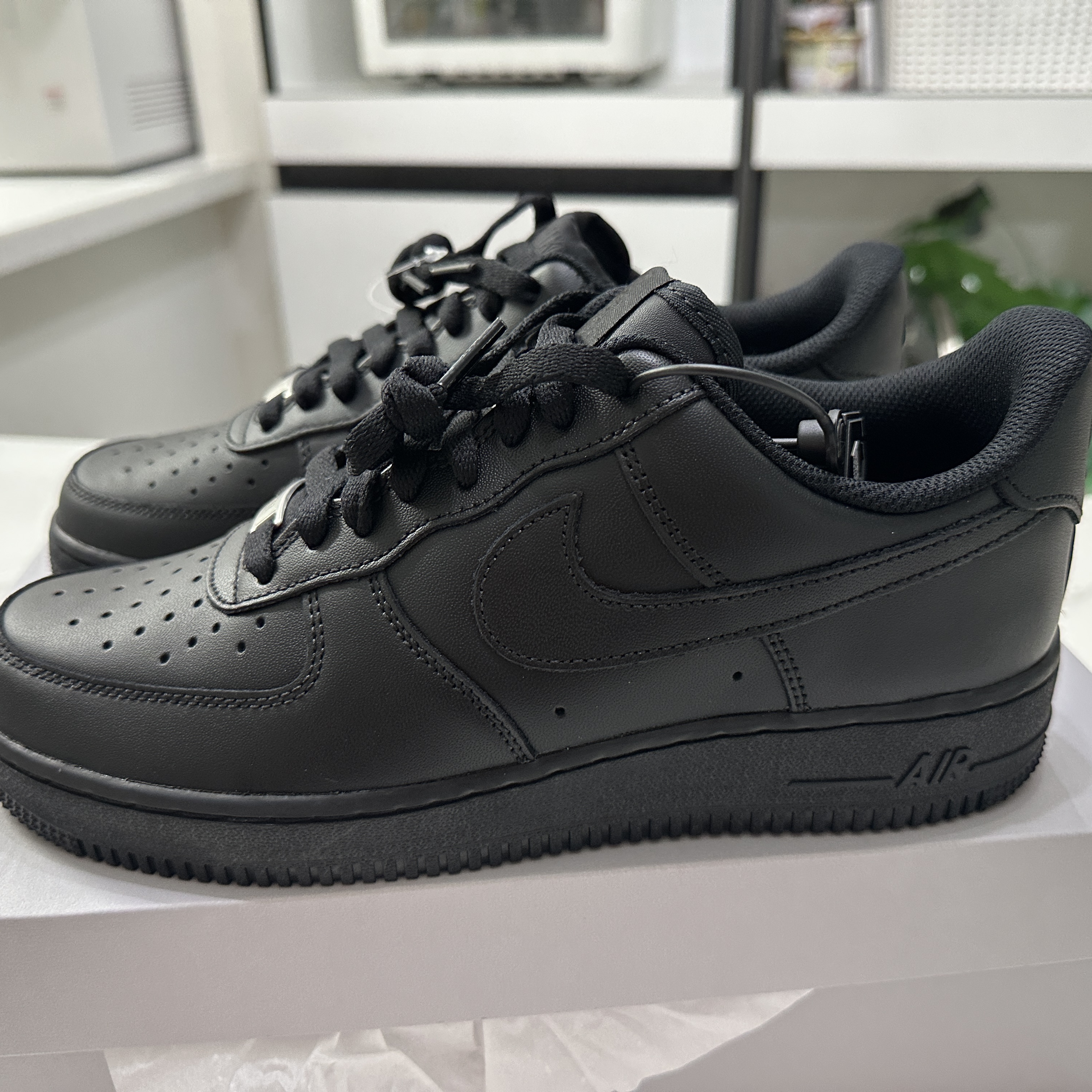 Nike Air Force 1 '07 Low Triple Black 착용 스타일 - 4