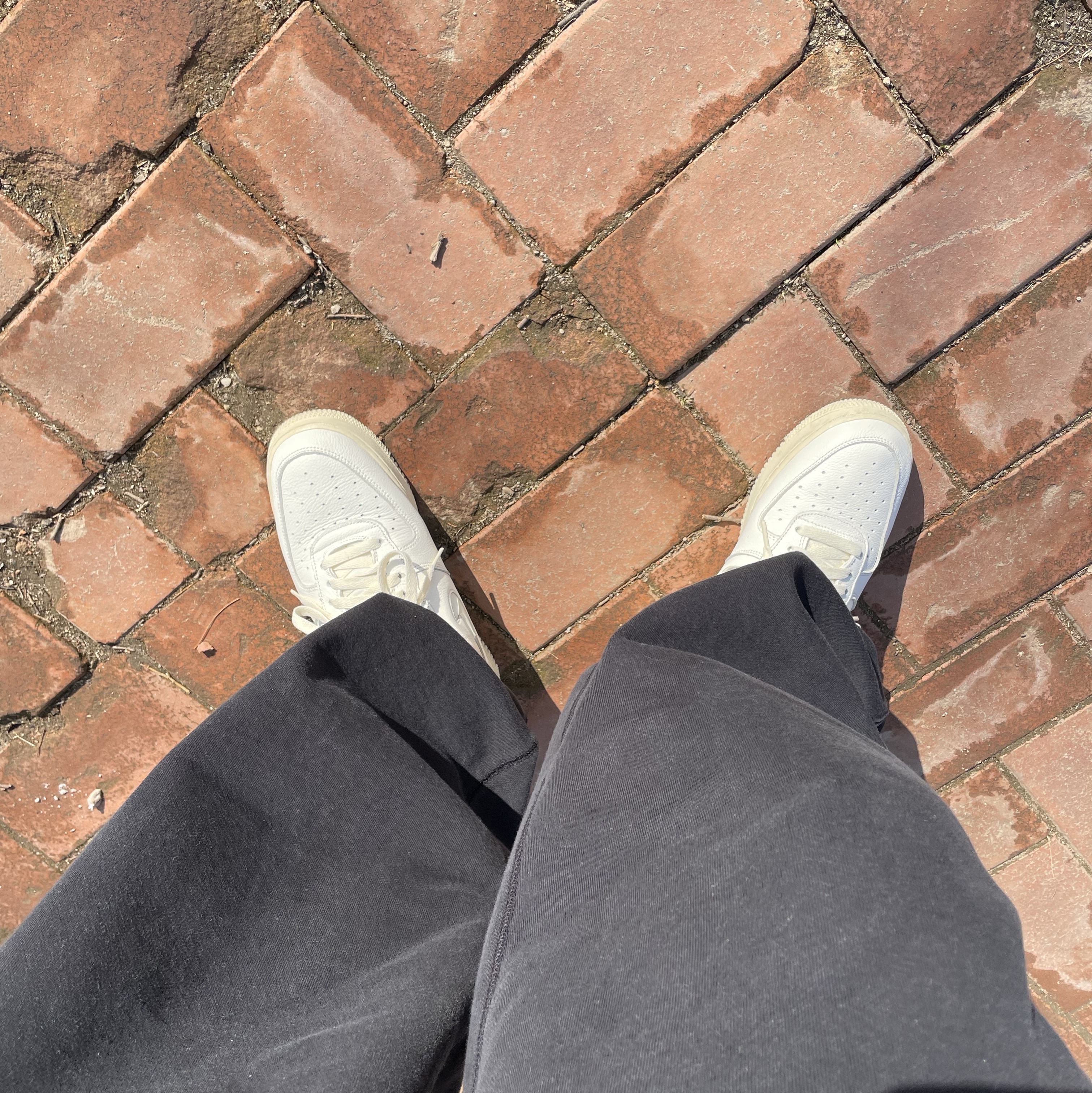 Nike Air Force 1 '07 PRM Vintage Sail, Nike x Stussy Washed Fleece Pants Black (FN5235-010) 착용 스타일 - 2