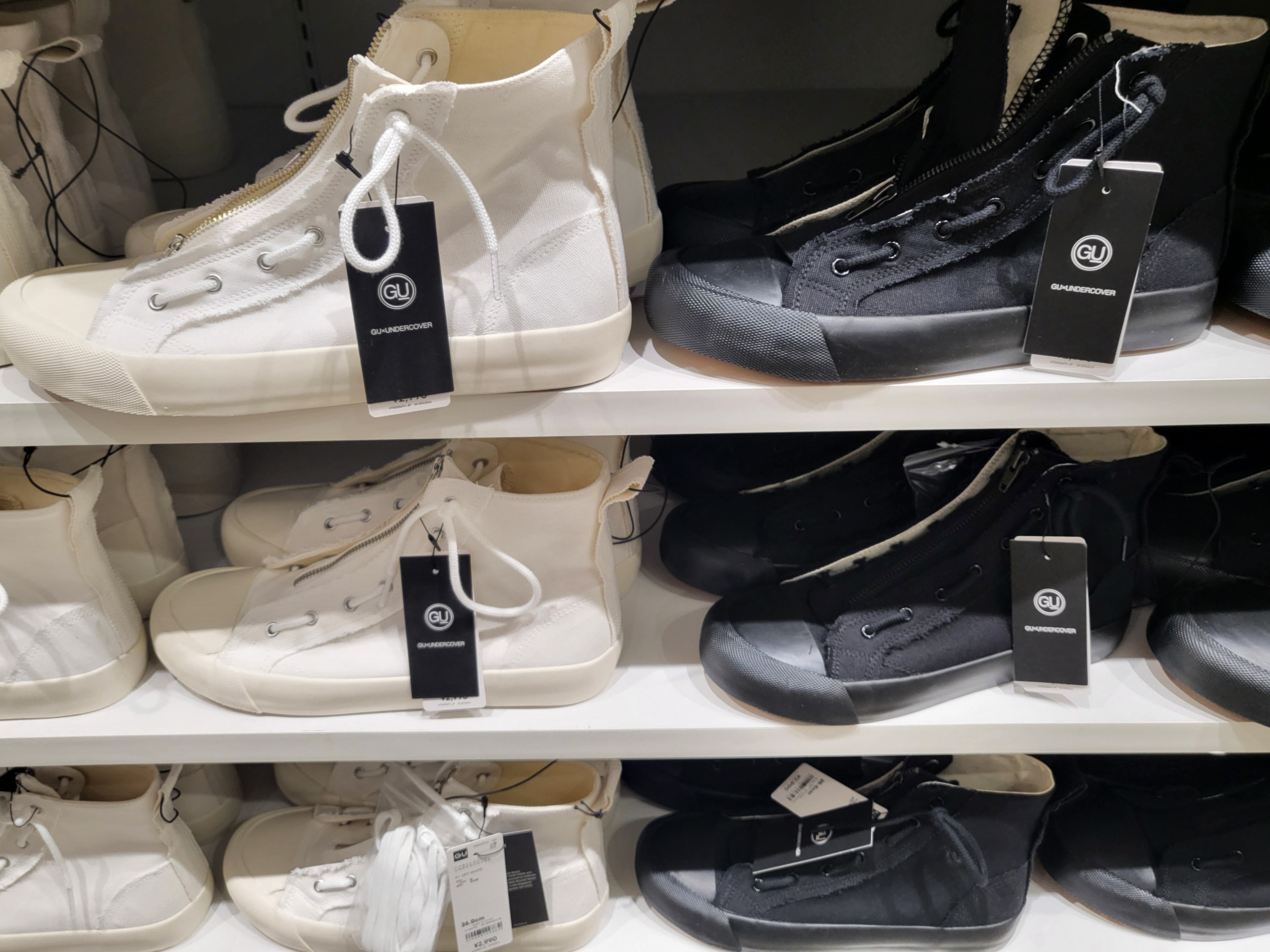 GU x Undercover High-Top Sneakers Black, GU x Undercover High-Top Sneakers Off White 착용 스타일