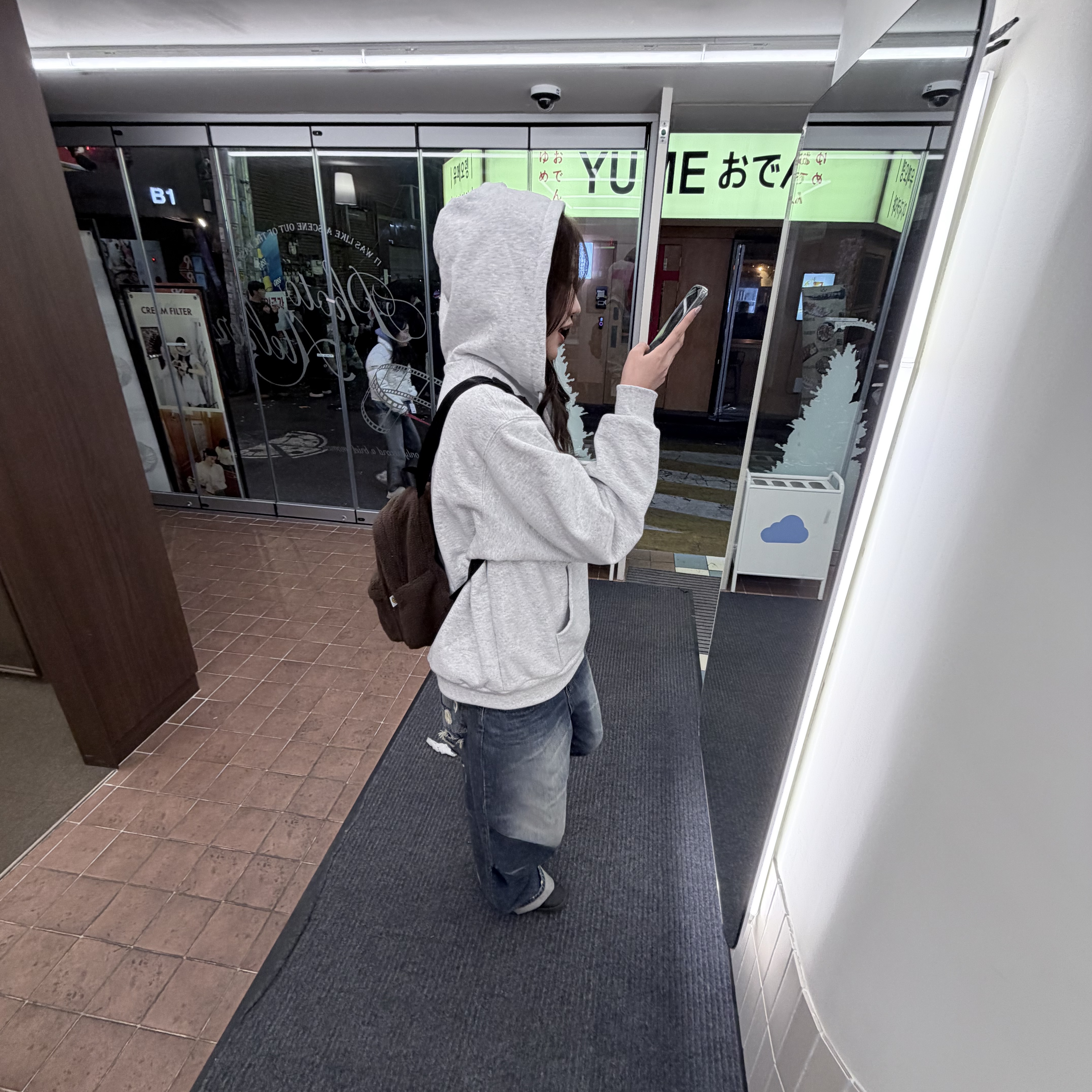 Supreme Arc Thermal Lined Zip Up Hooded Sweatshirt Ash Grey - 25FW, BAPE Baby Milo Mini Fur Backpack Brown 착용 스타일 - 2