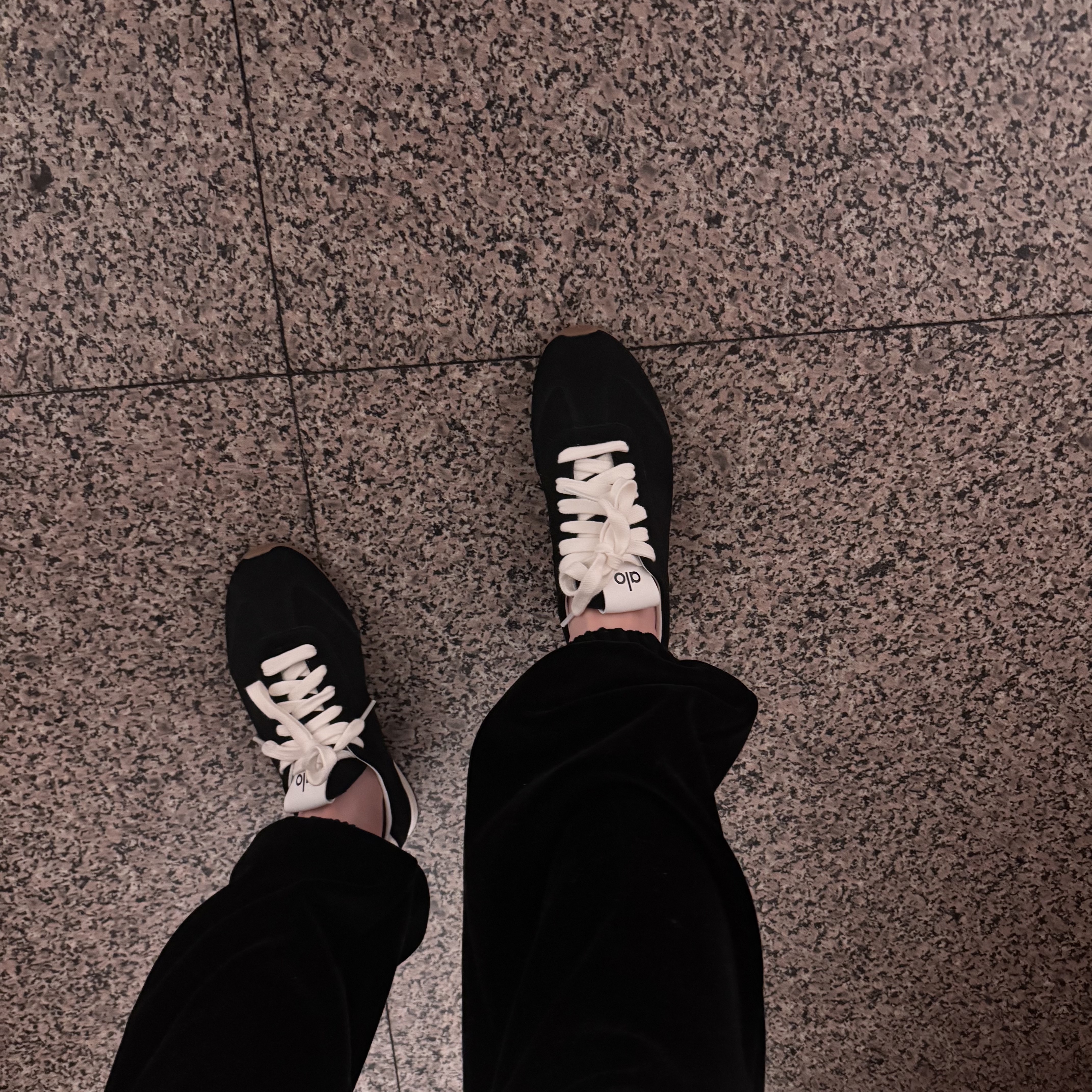 (W) Alo Yoga Sunset Sneaker Black 착용 스타일
