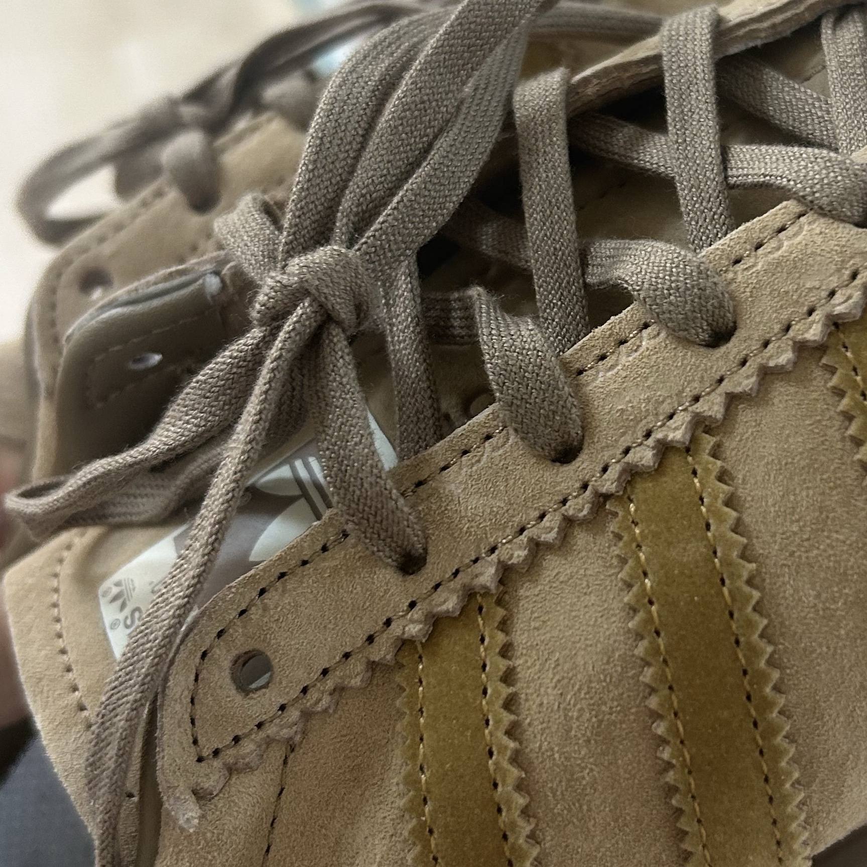 Adidas Tobacco Pantone Mesa 착용 스타일