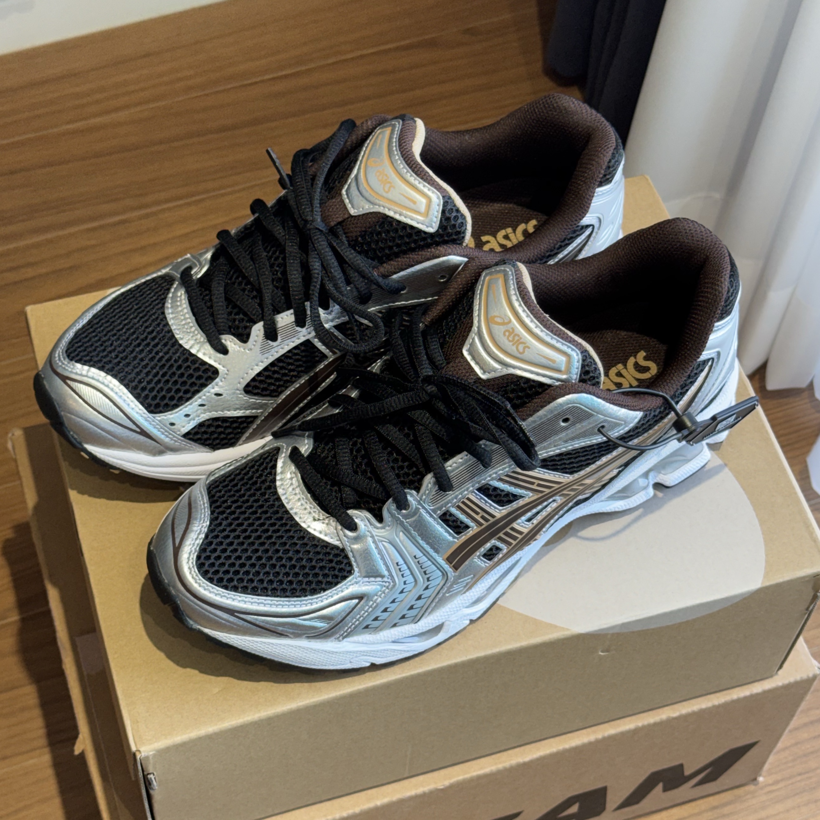 Asics Gel-Kayano 14 Black Coffee 착용 스타일 - 3