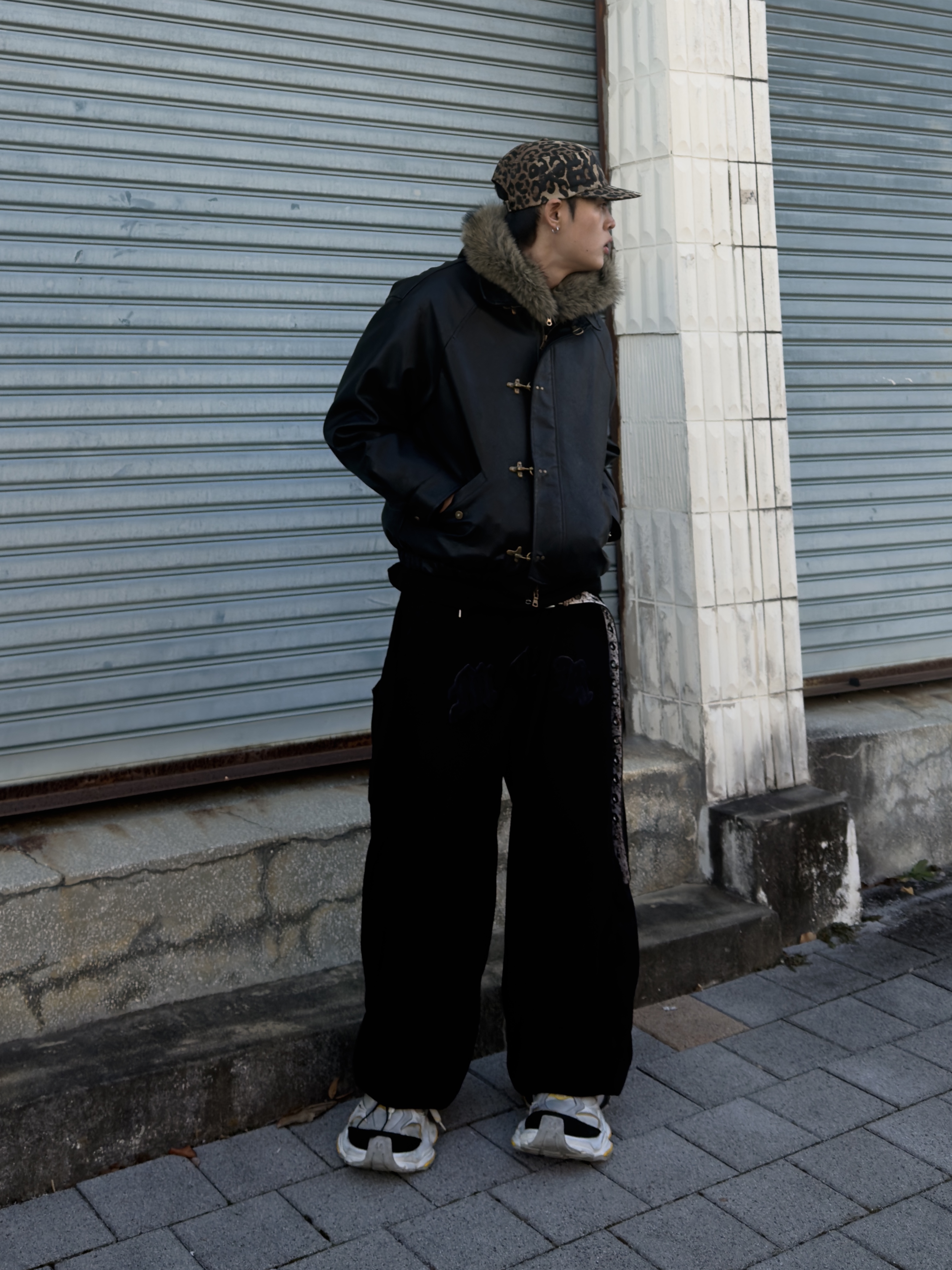 Balenciaga Cargo Sneakers Grey Black Yellow 착용 스타일 - 2