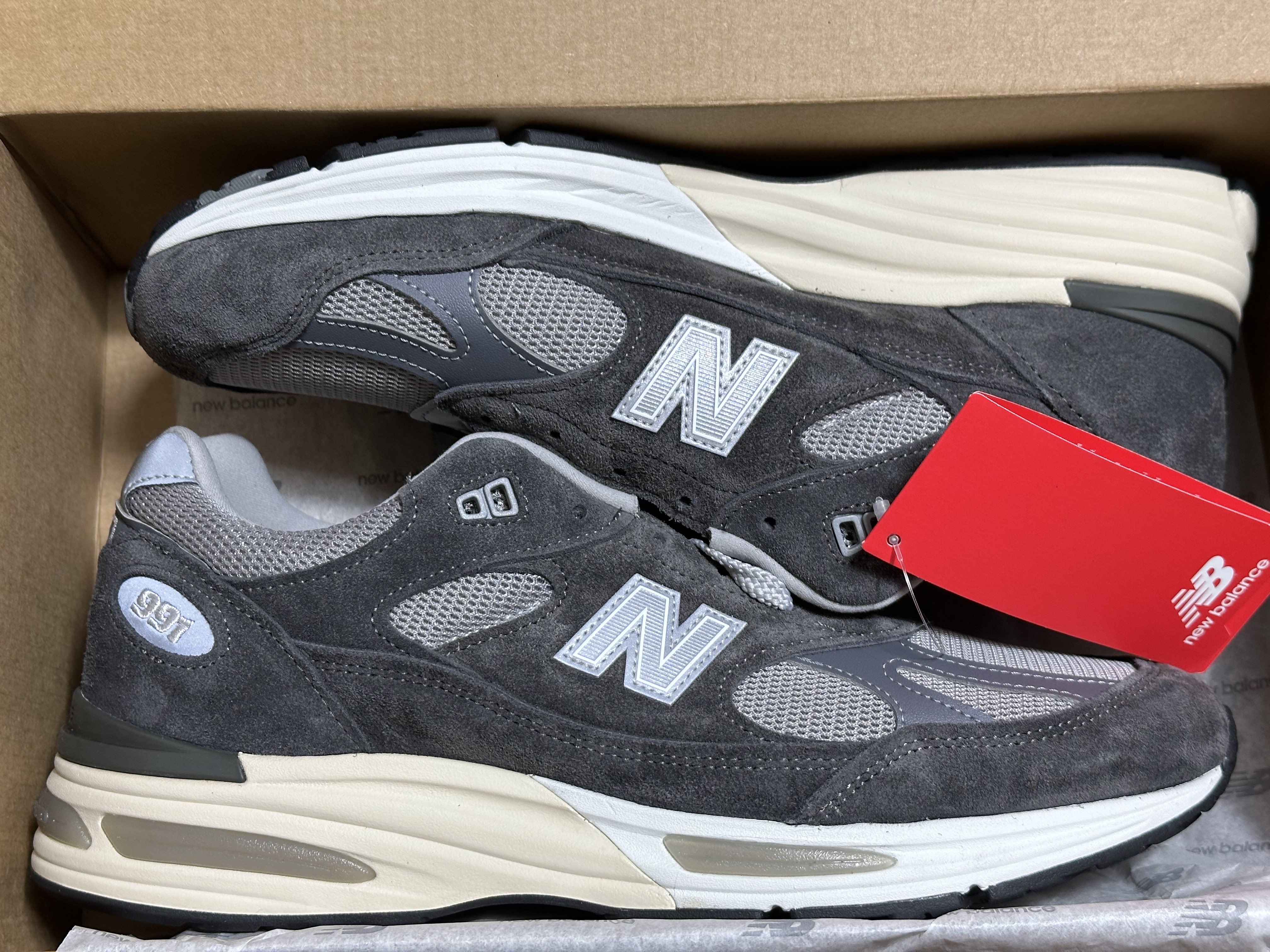 New Balance 991v2 Made in UK Forged Iron Alloy Smoked Pearl 착용 스타일 - 2
