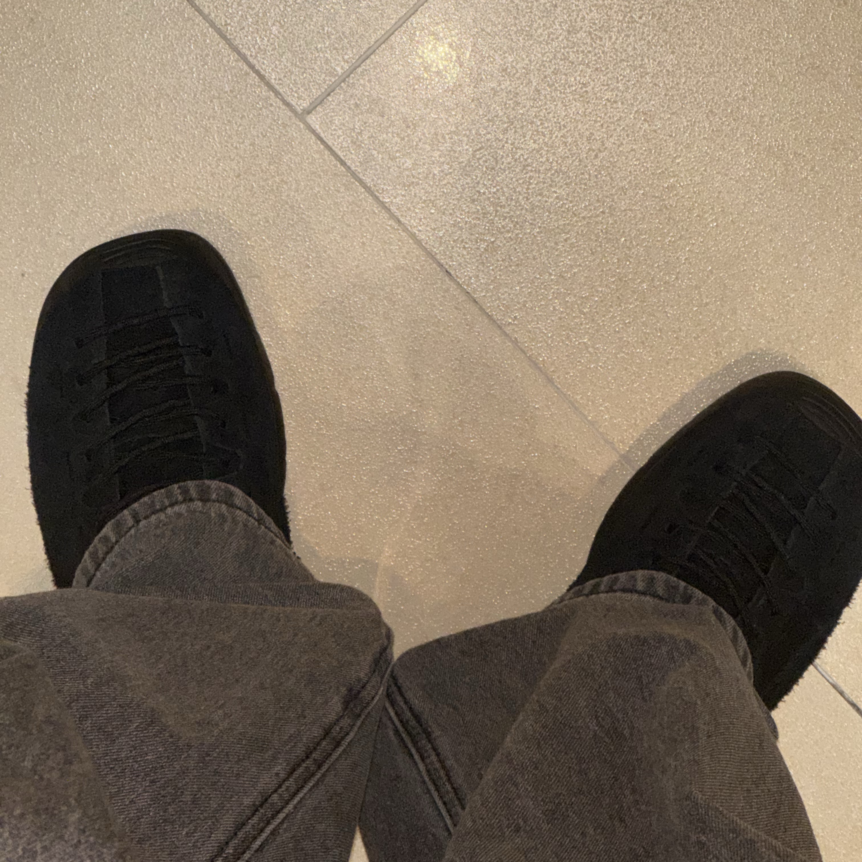 Keen Jasper Suede Sneakers Black 착용 스타일 - 2