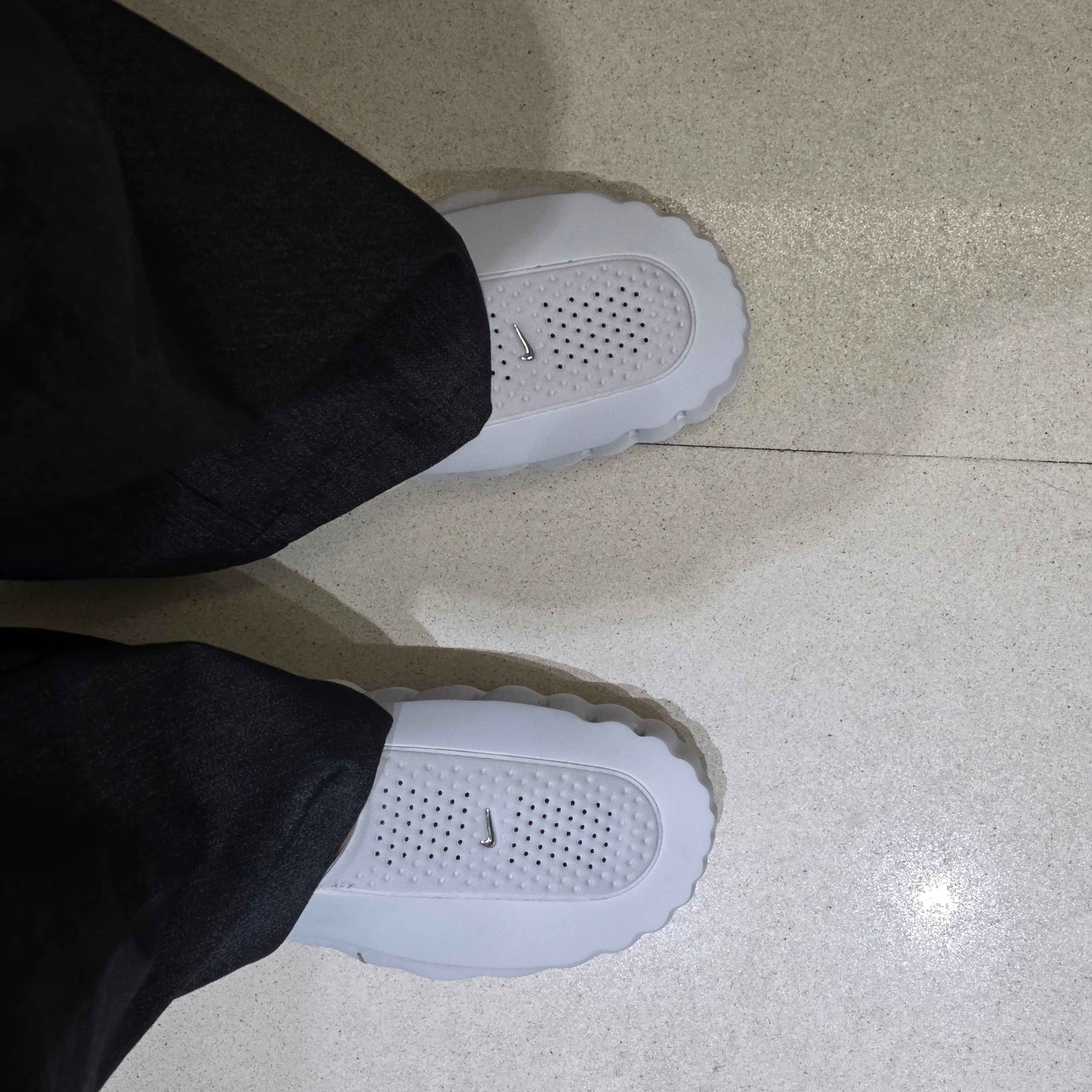 Nike Mind 001 Light Smoke Grey Chrome 착용 스타일