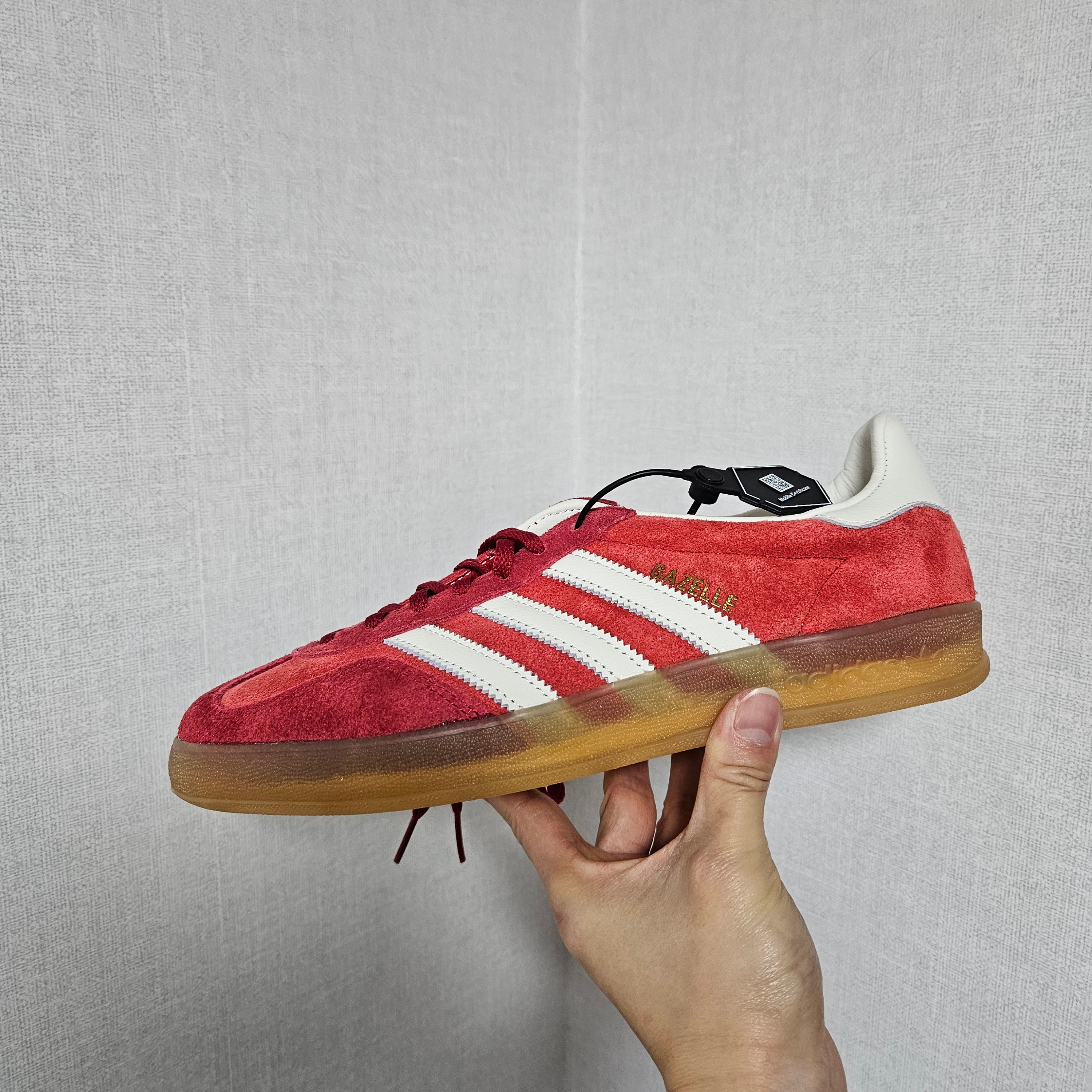 (W) Adidas Gazelle Indoor Active Maroon Off White 착용 스타일 - 1