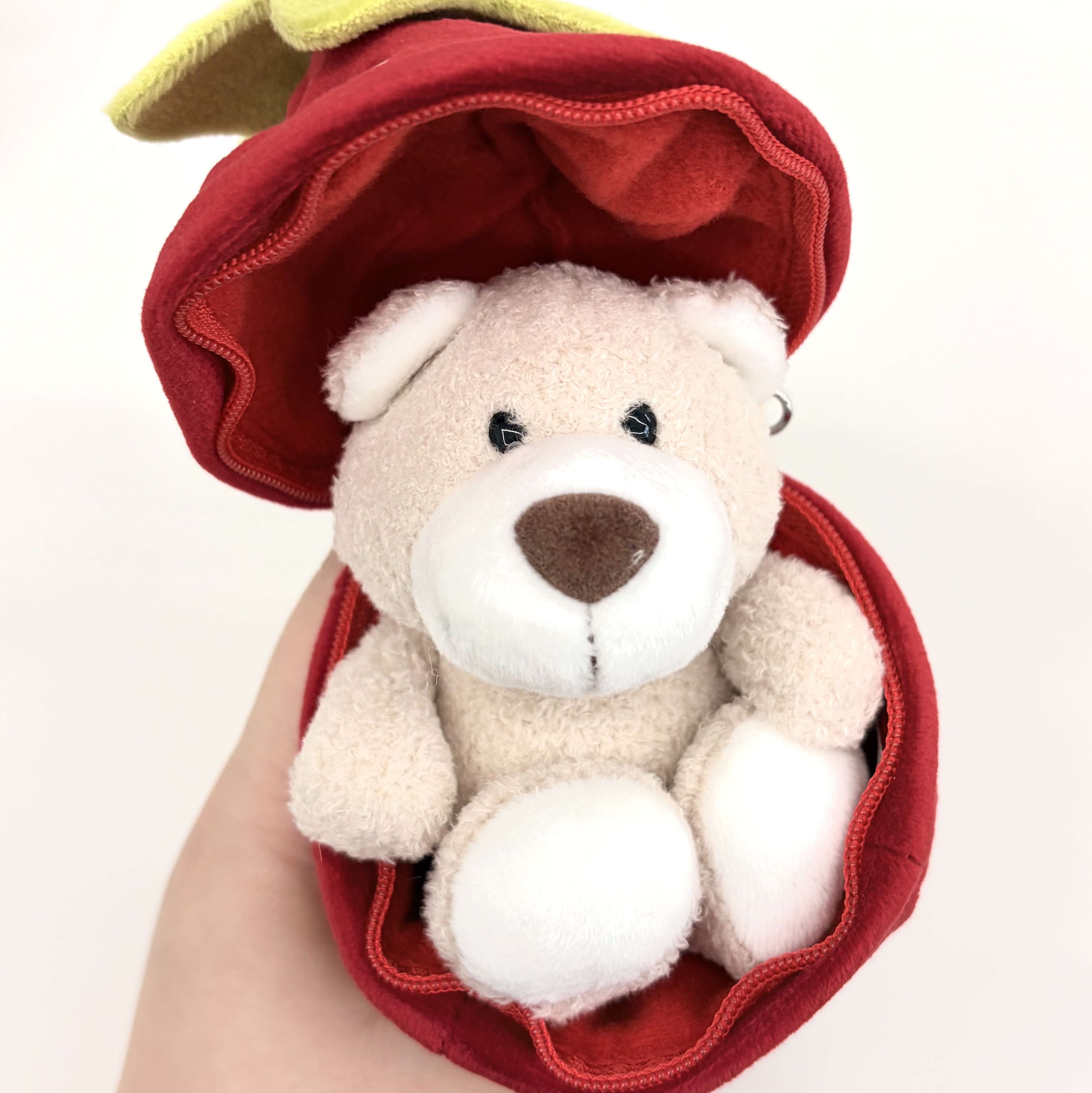 [KREAM 단독] NICI Soft toy bear Bendix 13cm with key chain in strawberry GREEN 착용 스타일