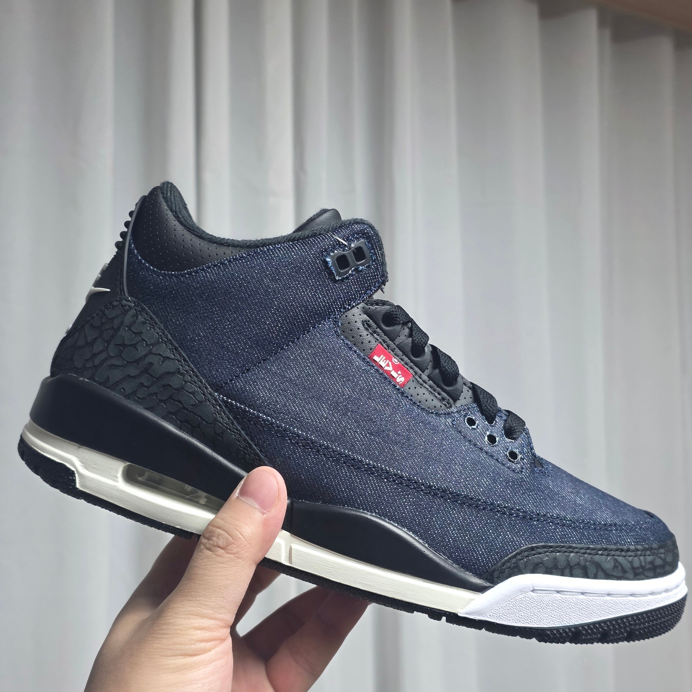 Jordan 3 x Levi’s Indigo and Gym Red 착용 스타일 - 1