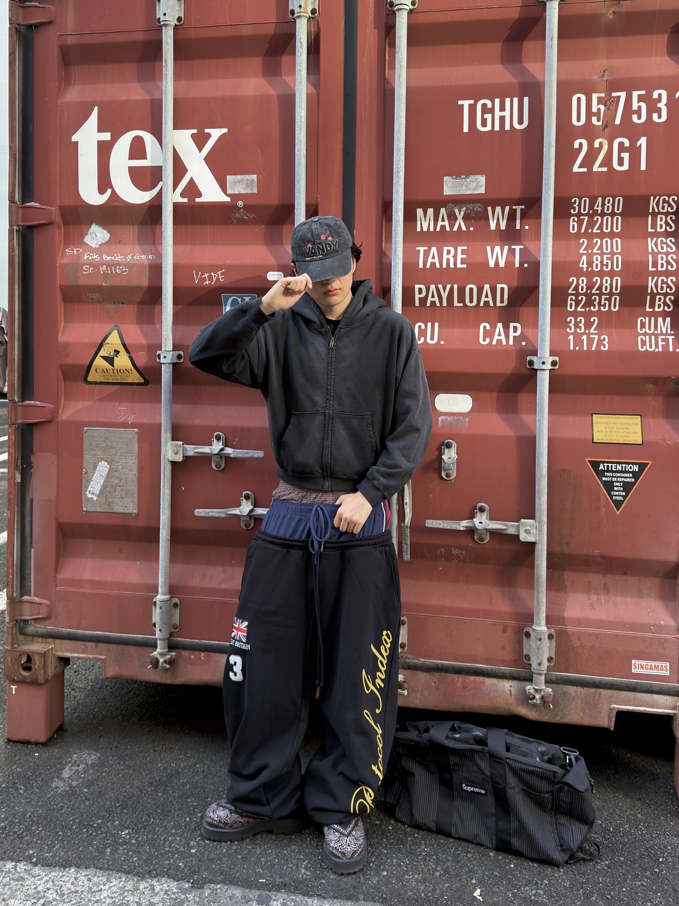 Supreme Duffle Bag Black - 24SS, Protocol Index 3 Layered Sweatpants Black 착용 스타일 - 2