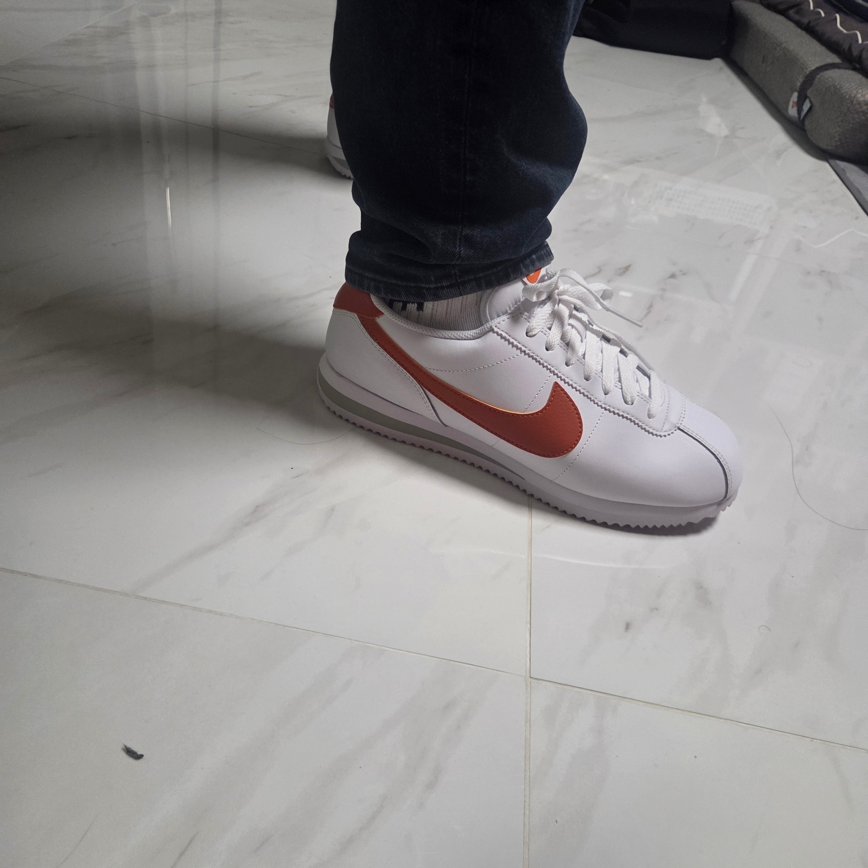 Nike Cortez White Campfire Orange 착용 스타일