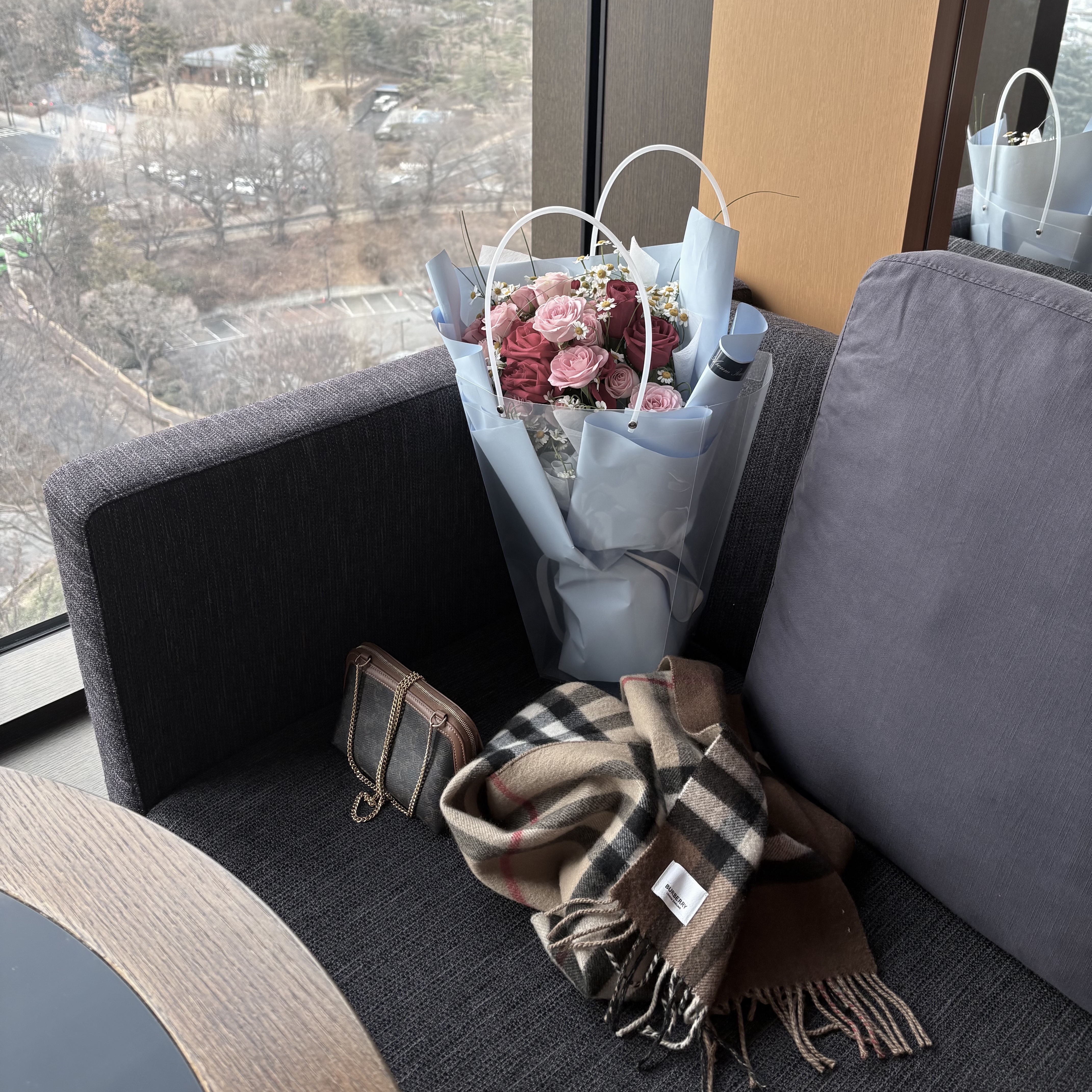Burberry Contrast Check Cashmere Muffler Archive Beige Birch Brown, (W) Glowny Isa Asymmetrical Knit Top Oatmeal 착용 스타일 - 1
