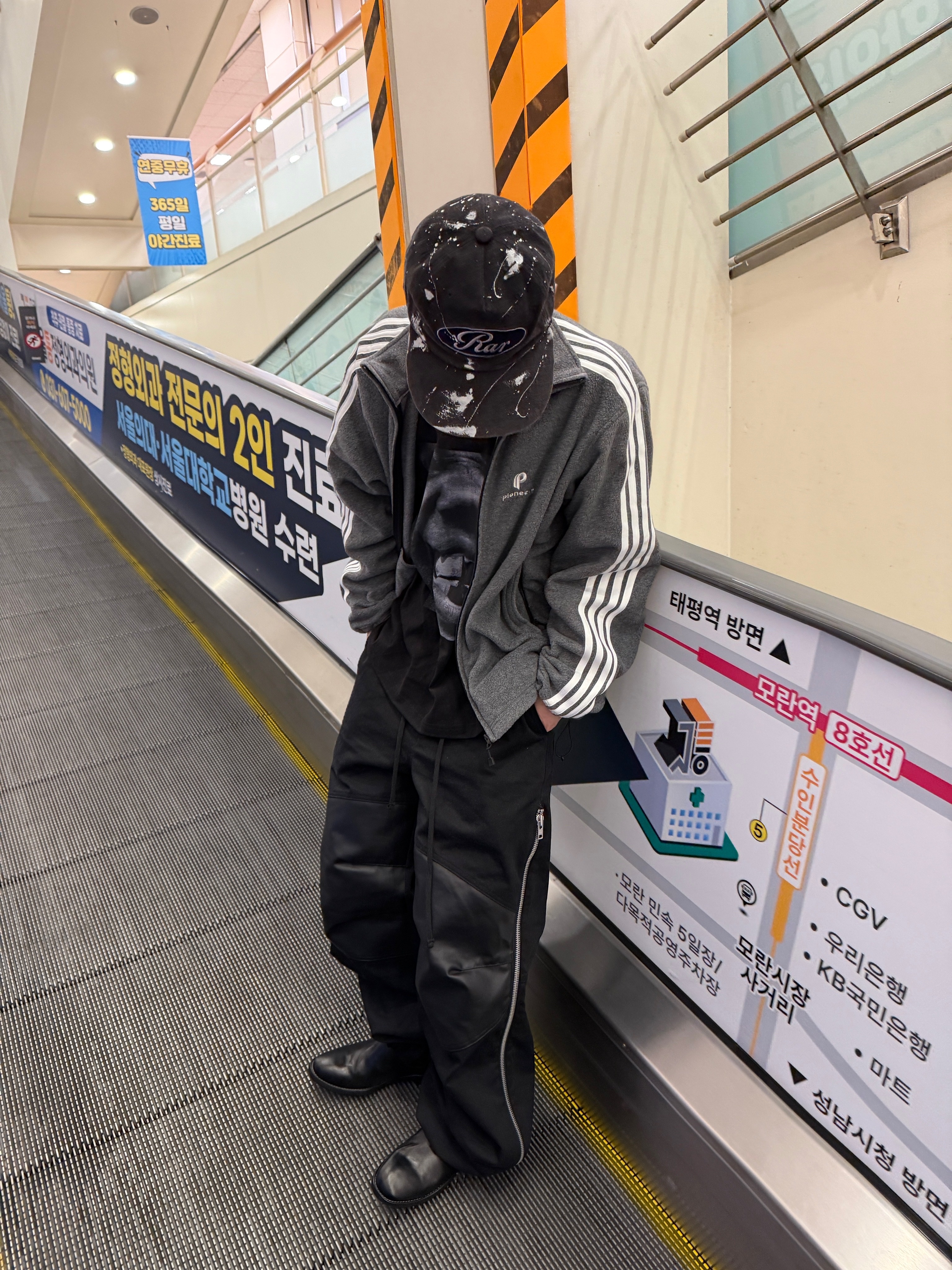 ROARINGRAD Carbon-Coated Side-Zip Pants Black 착용 스타일 - 6