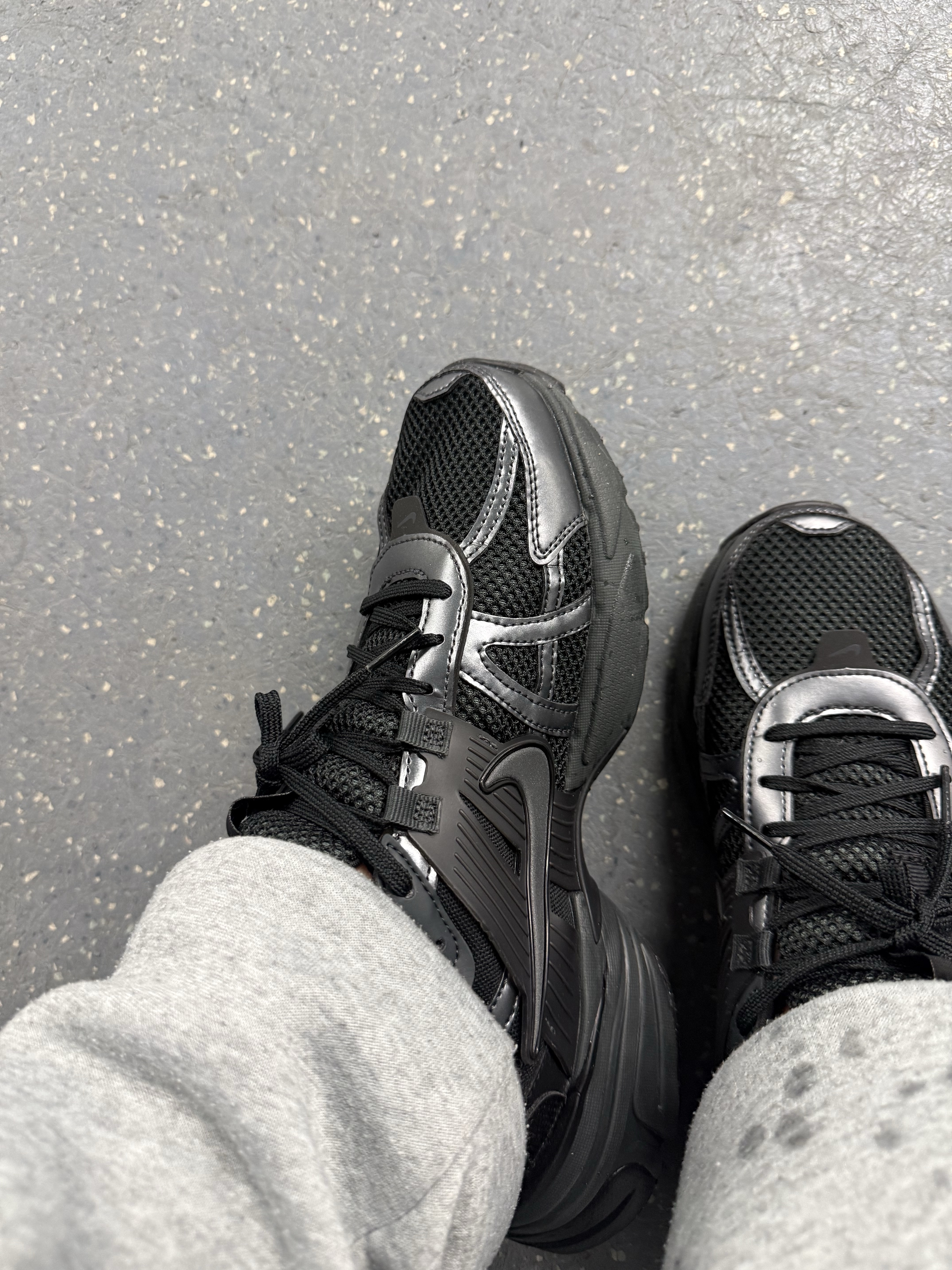 Nike V2K Run Black Anthracite 착용 스타일 - 3