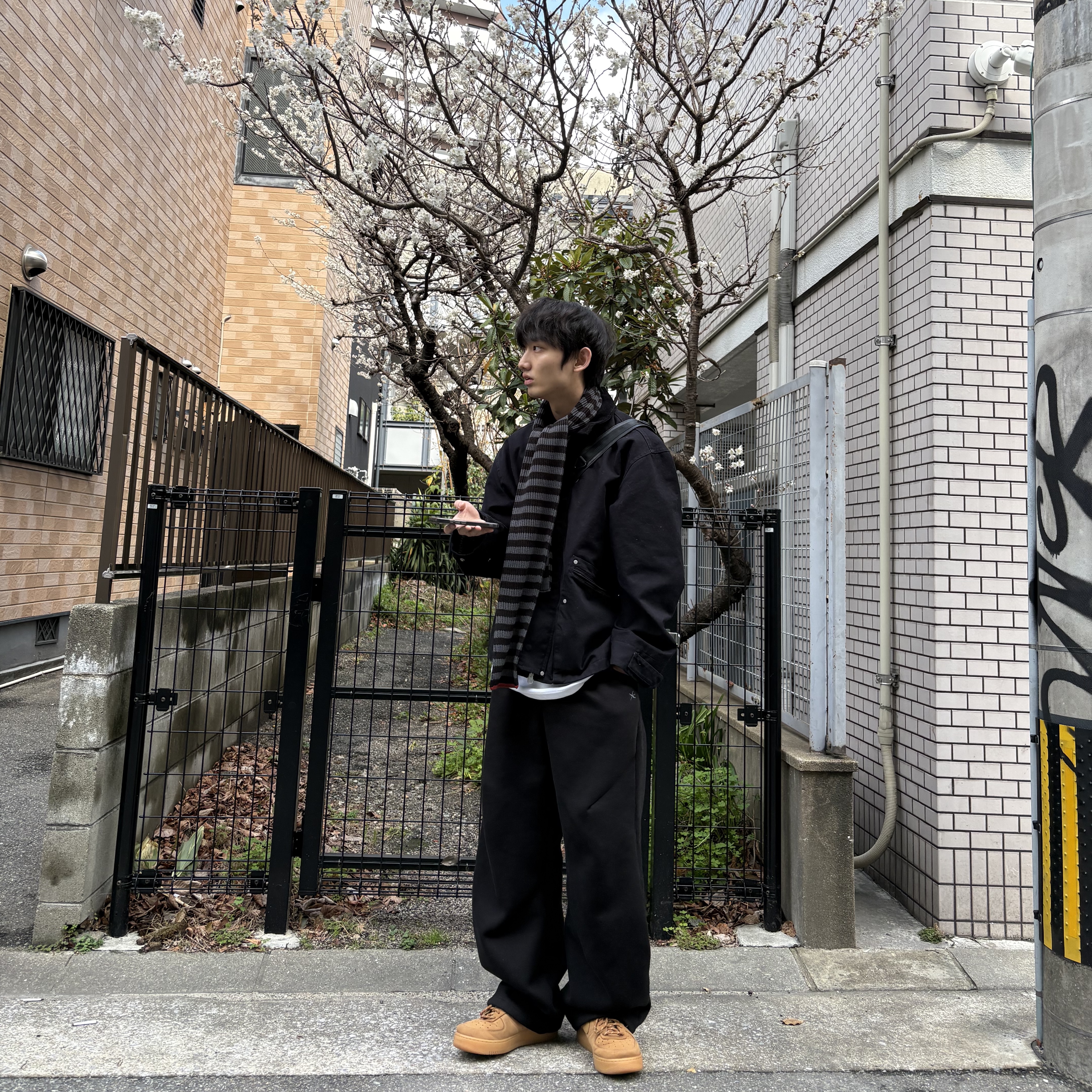 Karactor Striped Knit Muffler Black Charcoal 착용 스타일 - 1