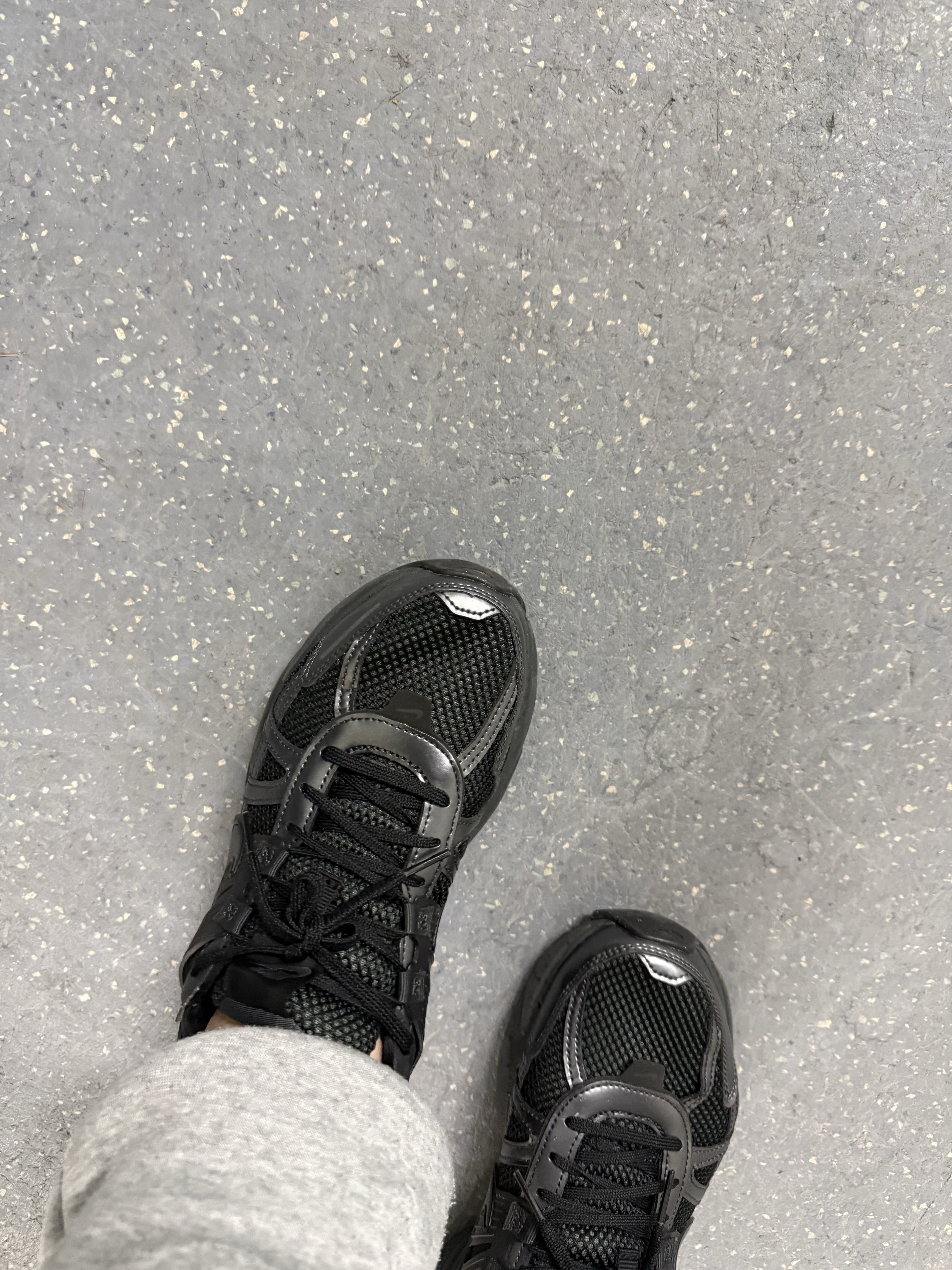 Nike V2K Run Black Anthracite 착용 스타일 - 1