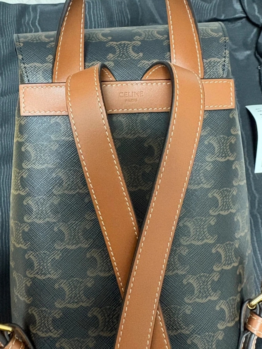 Celine Backpack Bonnie in Triomphe Canvas and Calfskin Tan 착용 스타일 - 2