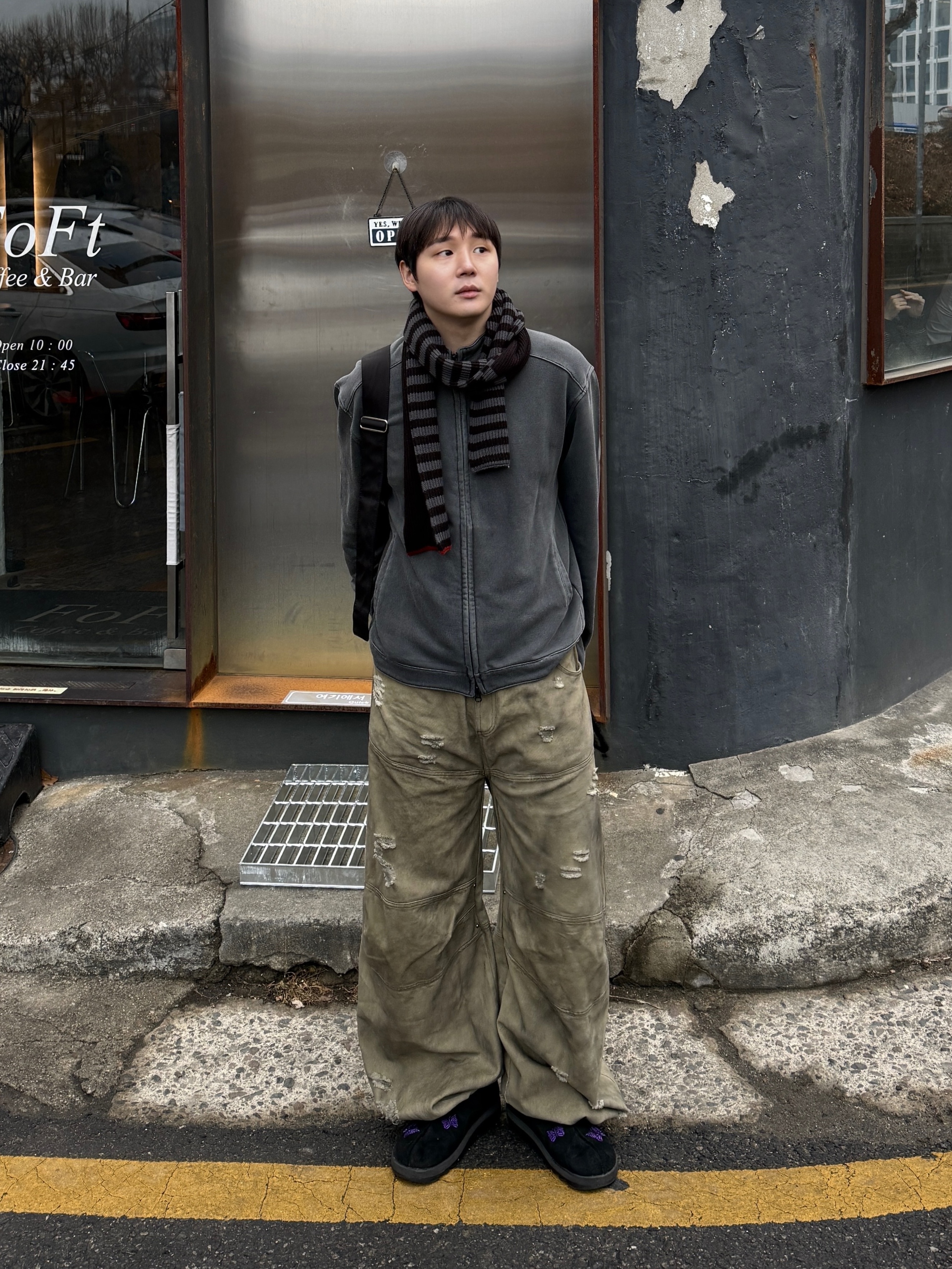Karactor Striped Knit Muffler Black Charcoal, Reebok x Needles Beatnik Moc Core Black Extreme Purple 착용 스타일 - 1