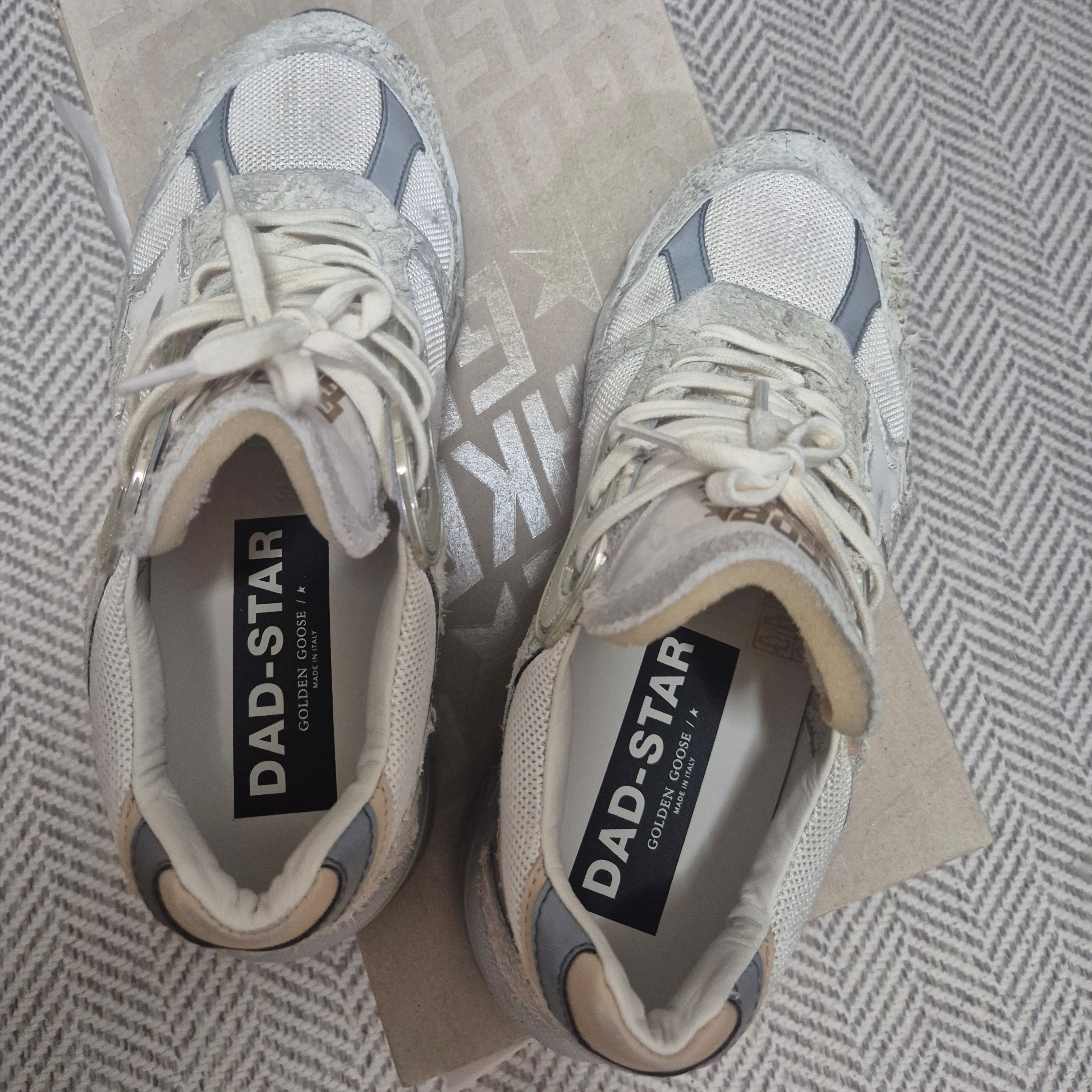 Golden Goose Dad-Star Sneakers White Silver 착용 스타일 - 2
