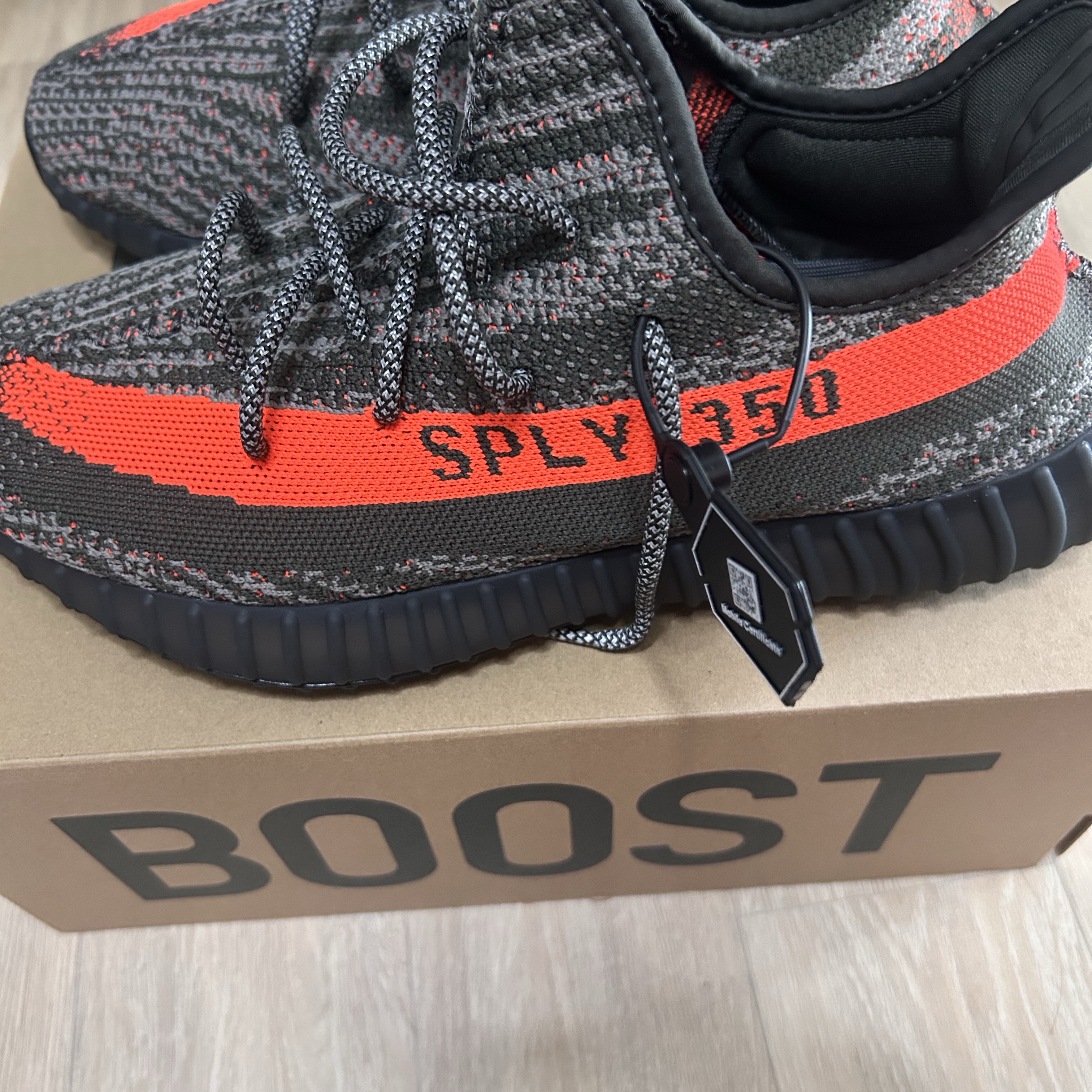 Adidas Yeezy Boost 350 V2 Carbon Beluga 착용 스타일