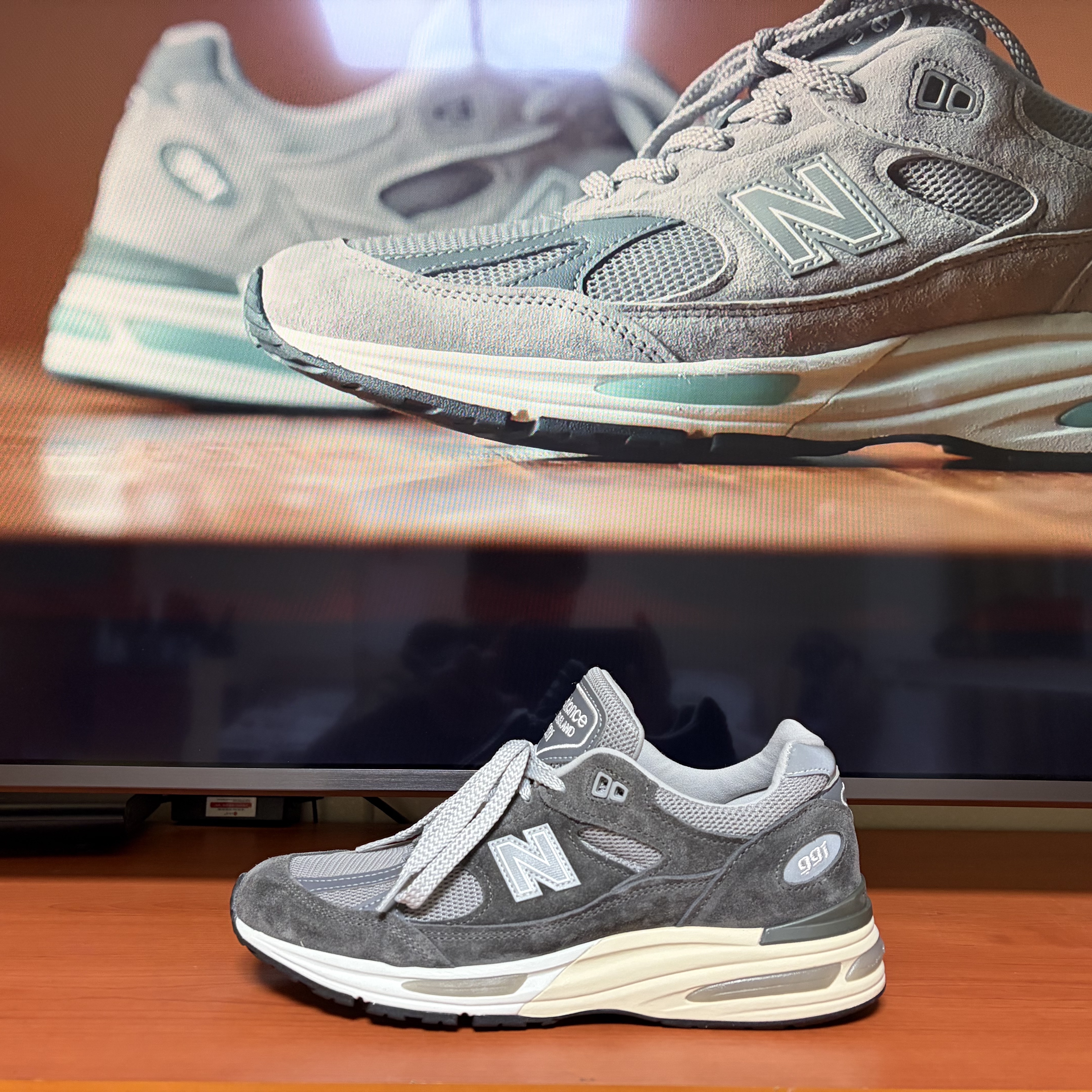 New Balance 991v2 Made in UK Forged Iron Alloy Smoked Pearl 착용 스타일 - 6