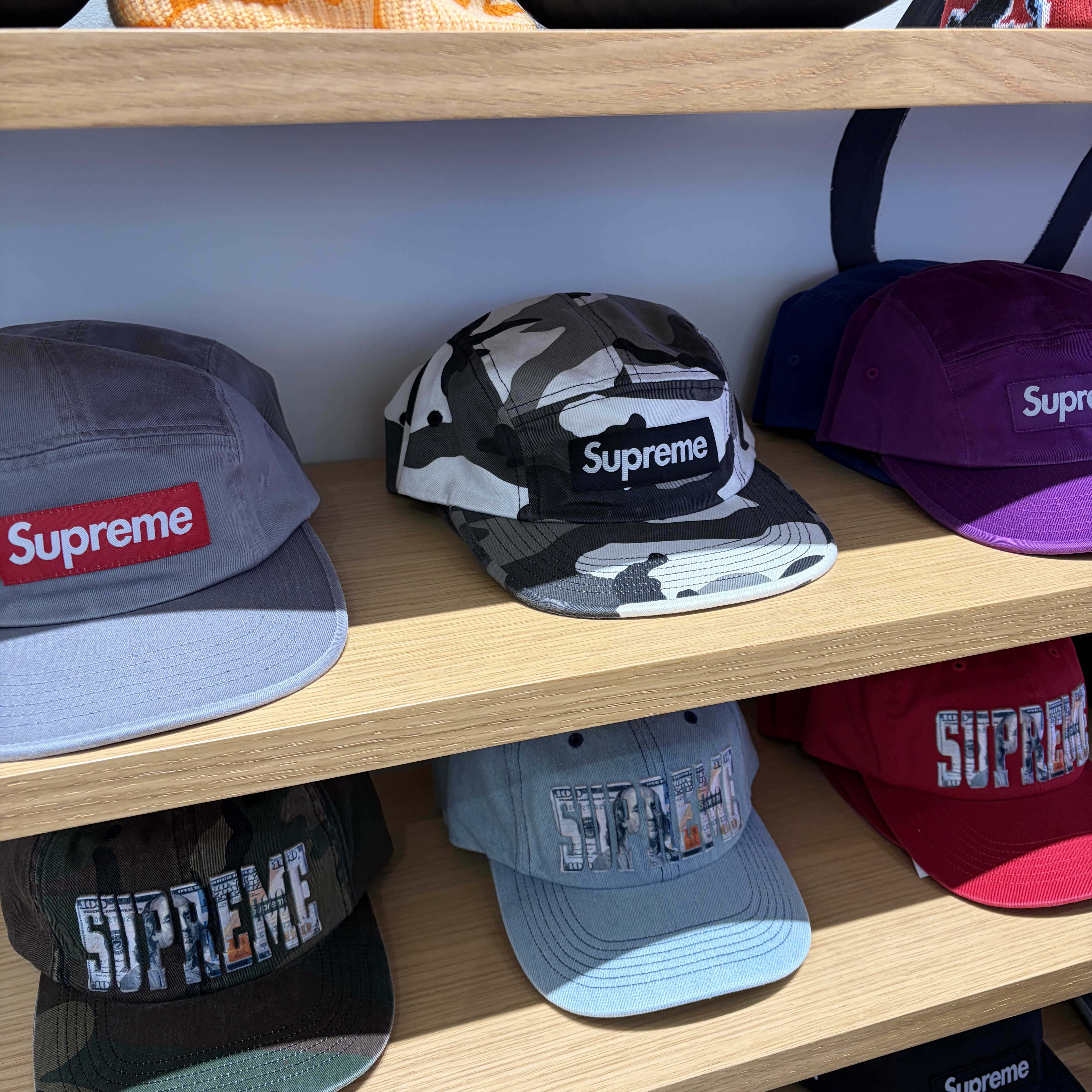 Supreme Washed Chino Twill Camp Cap Grey - 26SS, Supreme Washed Chino Twill Camp Cap Snow Camo - 26SS 착용 스타일