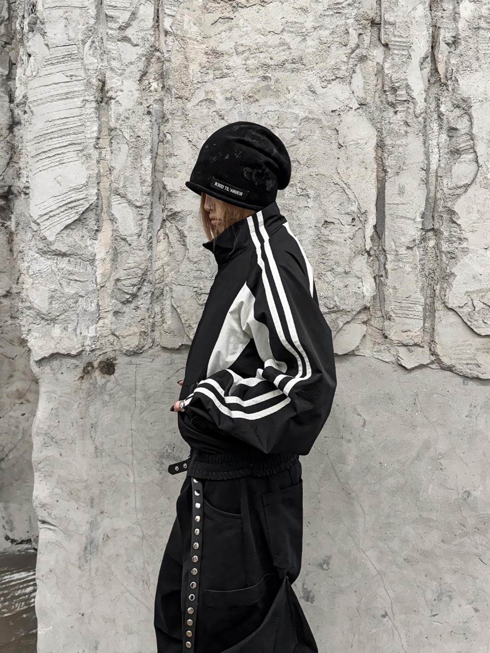 ROARINGRAD 26 Crop Track Jacket Black 착용 스타일 - 2