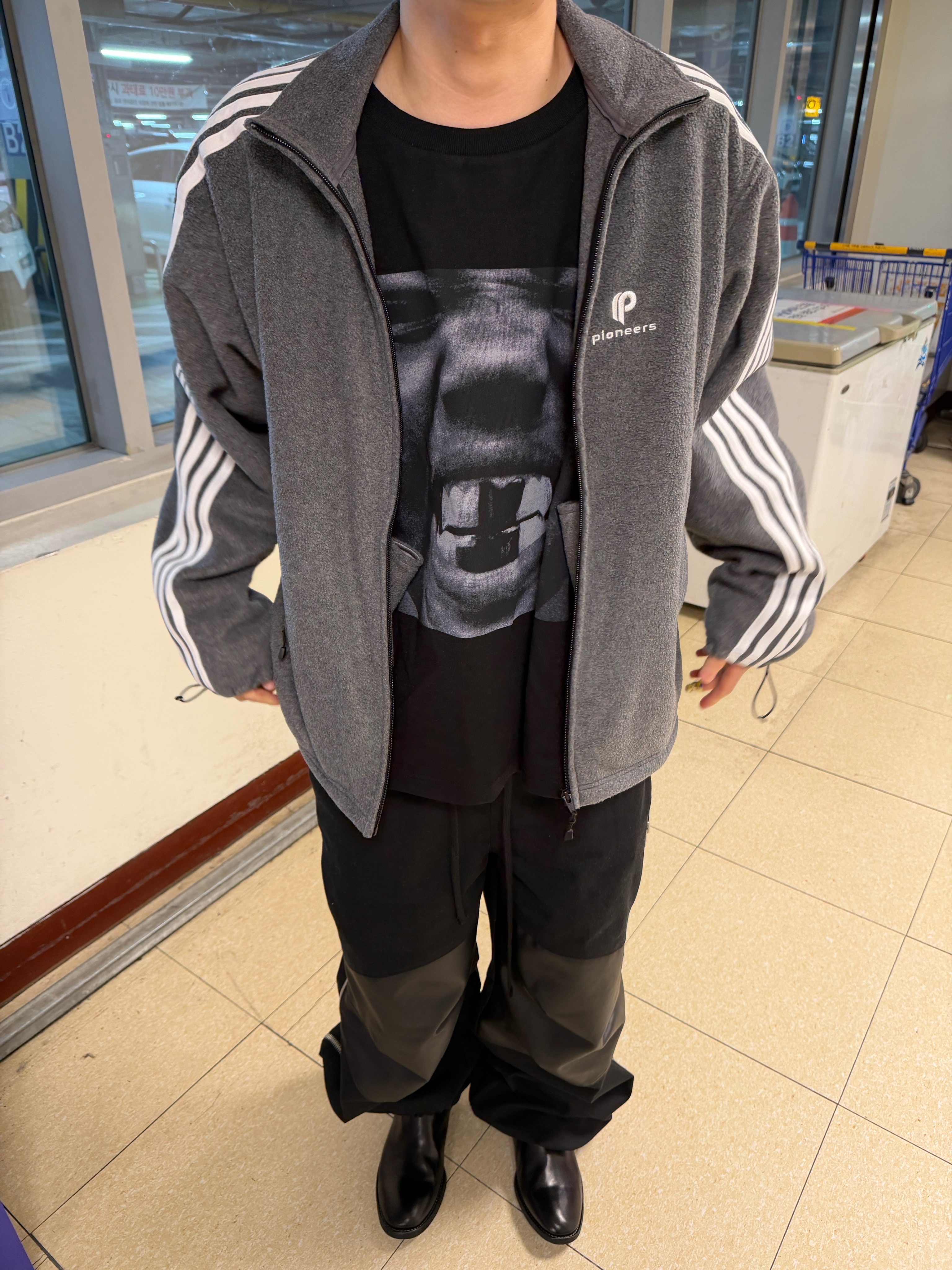 ROARINGRAD Carbon-Coated Side-Zip Pants Black 착용 스타일 - 4