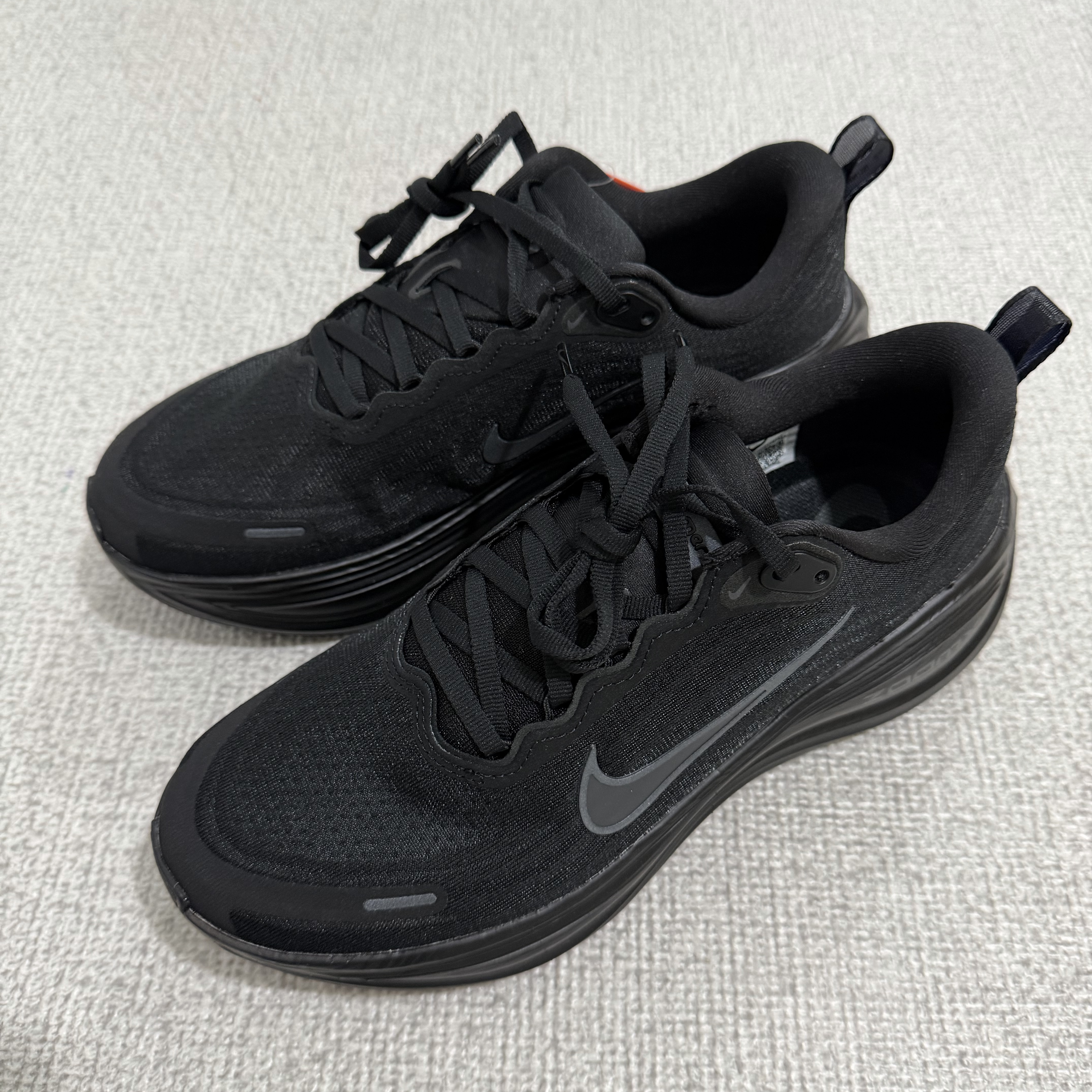 Nike Vomero Plus Black Metallic Dark Grey 착용 스타일