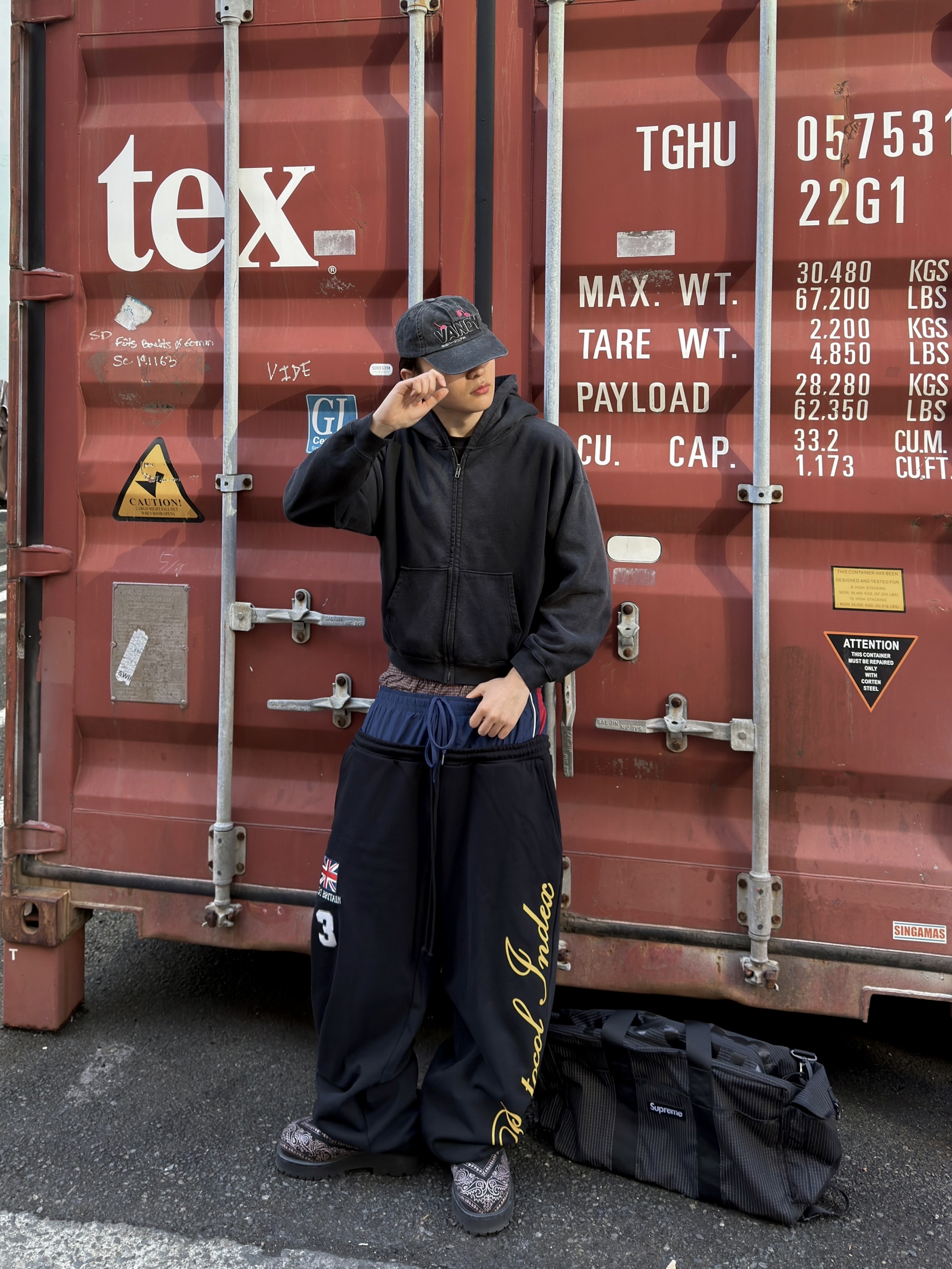 Supreme Duffle Bag Black - 24SS, Protocol Index 3 Layered Sweatpants Black 착용 스타일 - 3
