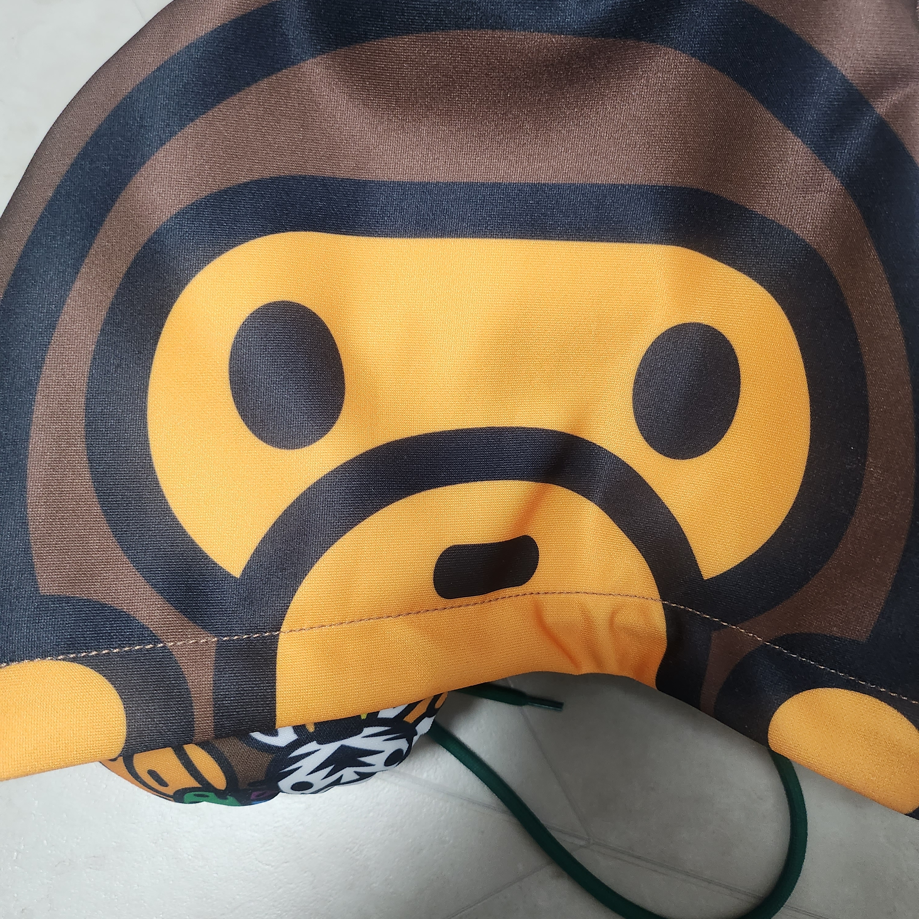 Starbucks x BAPE Baby Milo Neck Pillow 착용 스타일