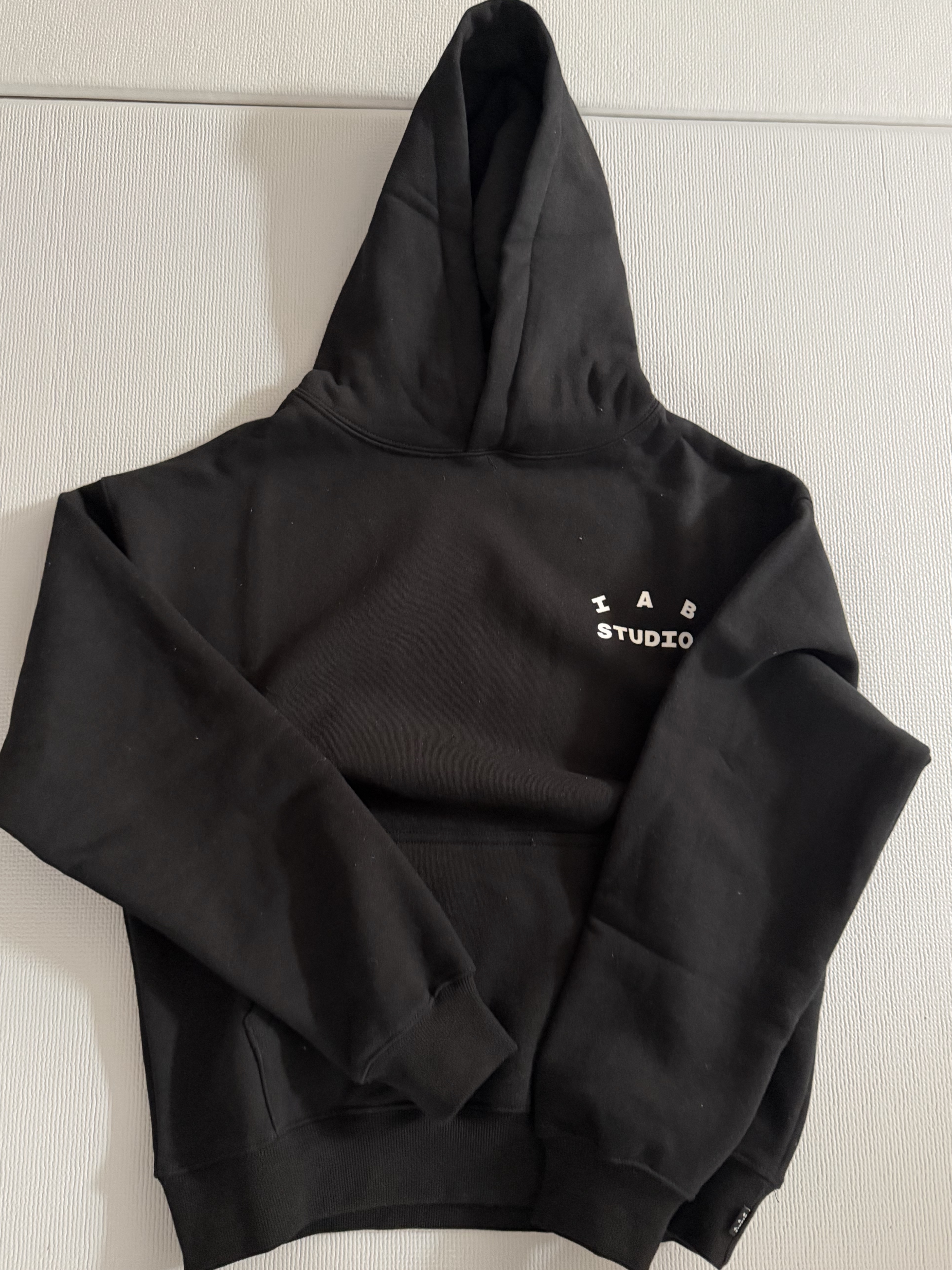 IAB Studio Hoodie Black 착용 스타일