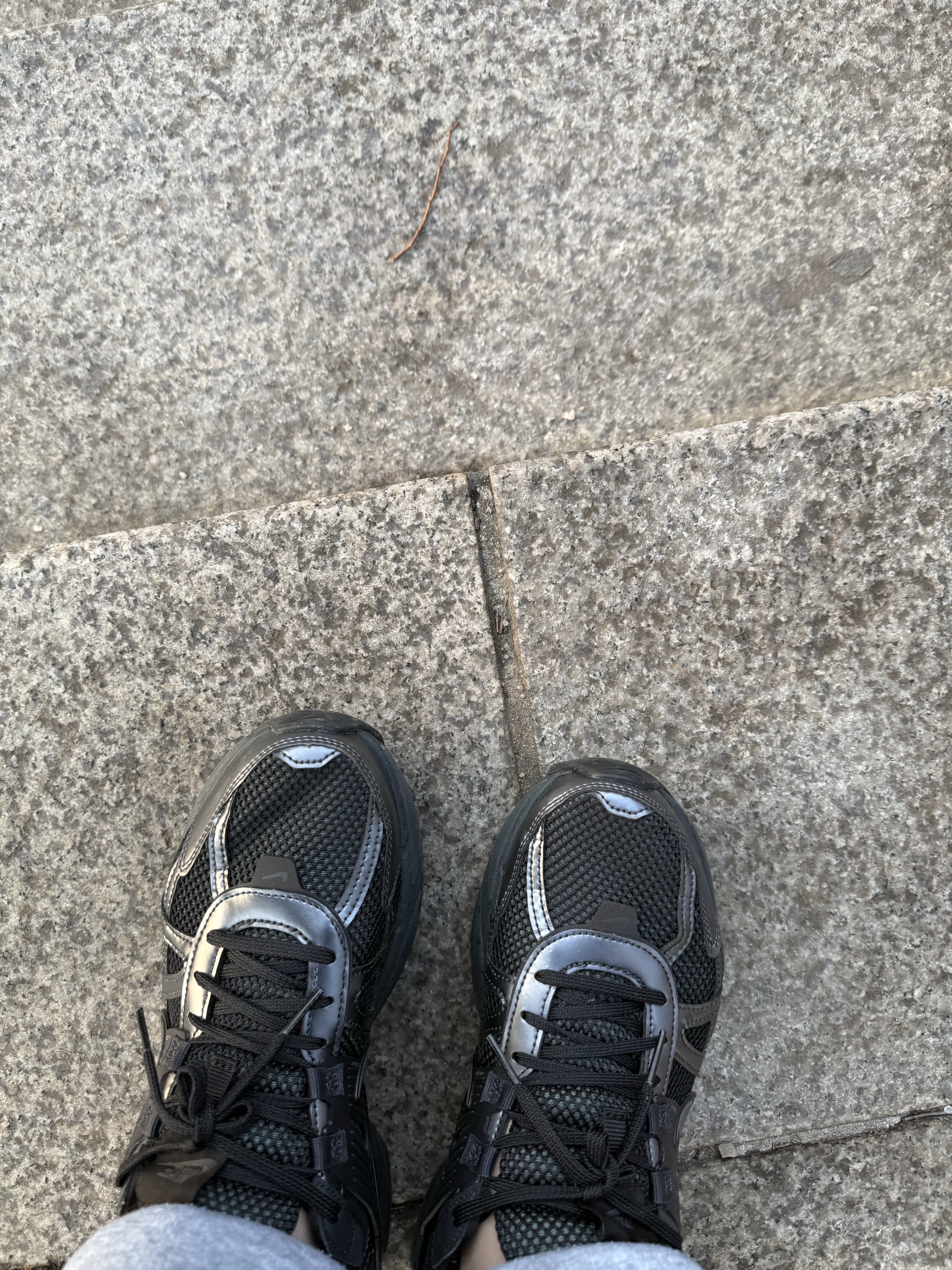 Nike V2K Run Black Anthracite 착용 스타일 - 2