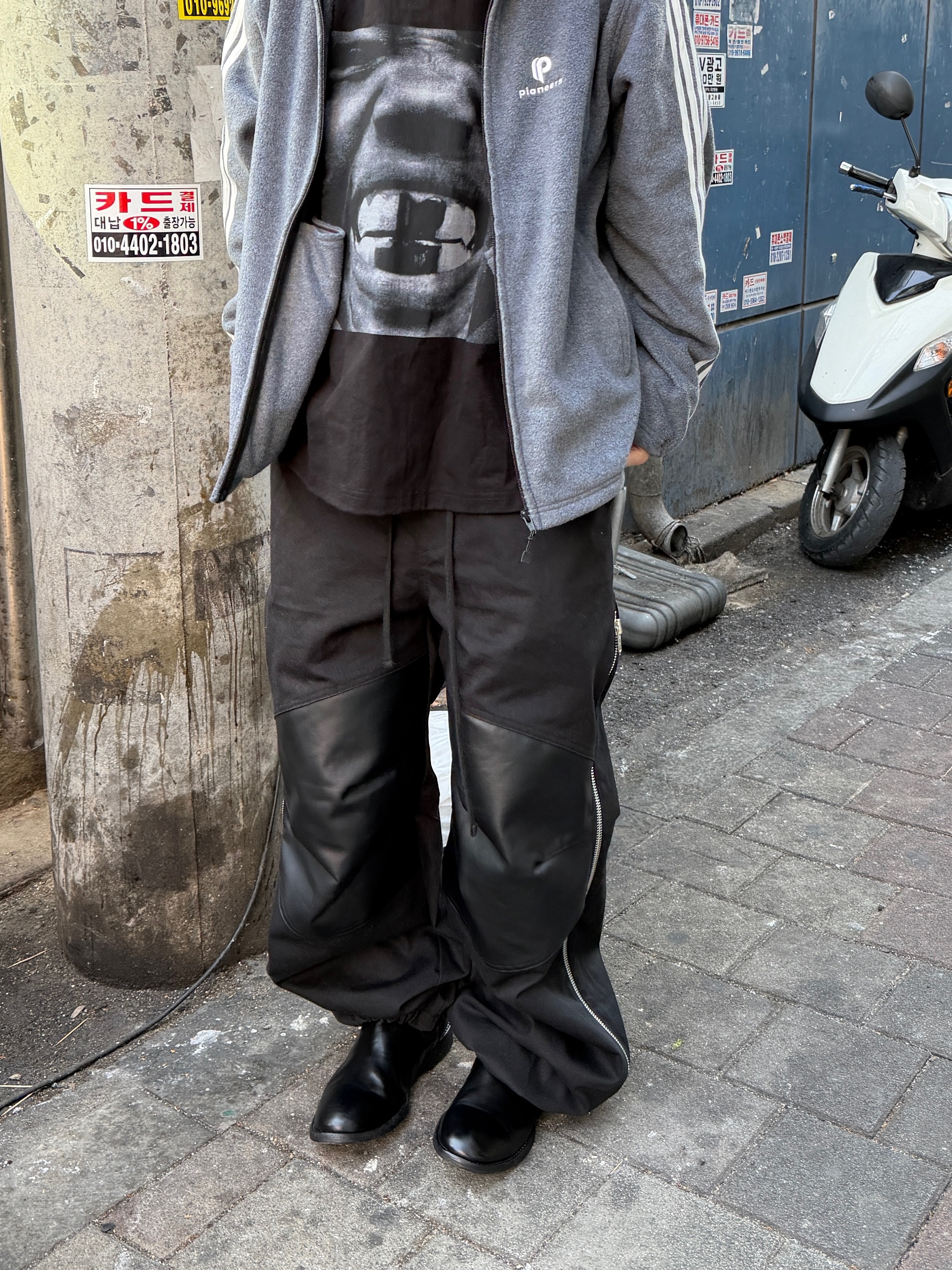 ROARINGRAD Carbon-Coated Side-Zip Pants Black 착용 스타일 - 2