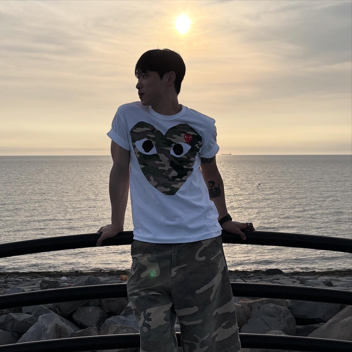 Play Comme des Garcons Camouflage Heart T-Shirt White 착용 스타일 - 1