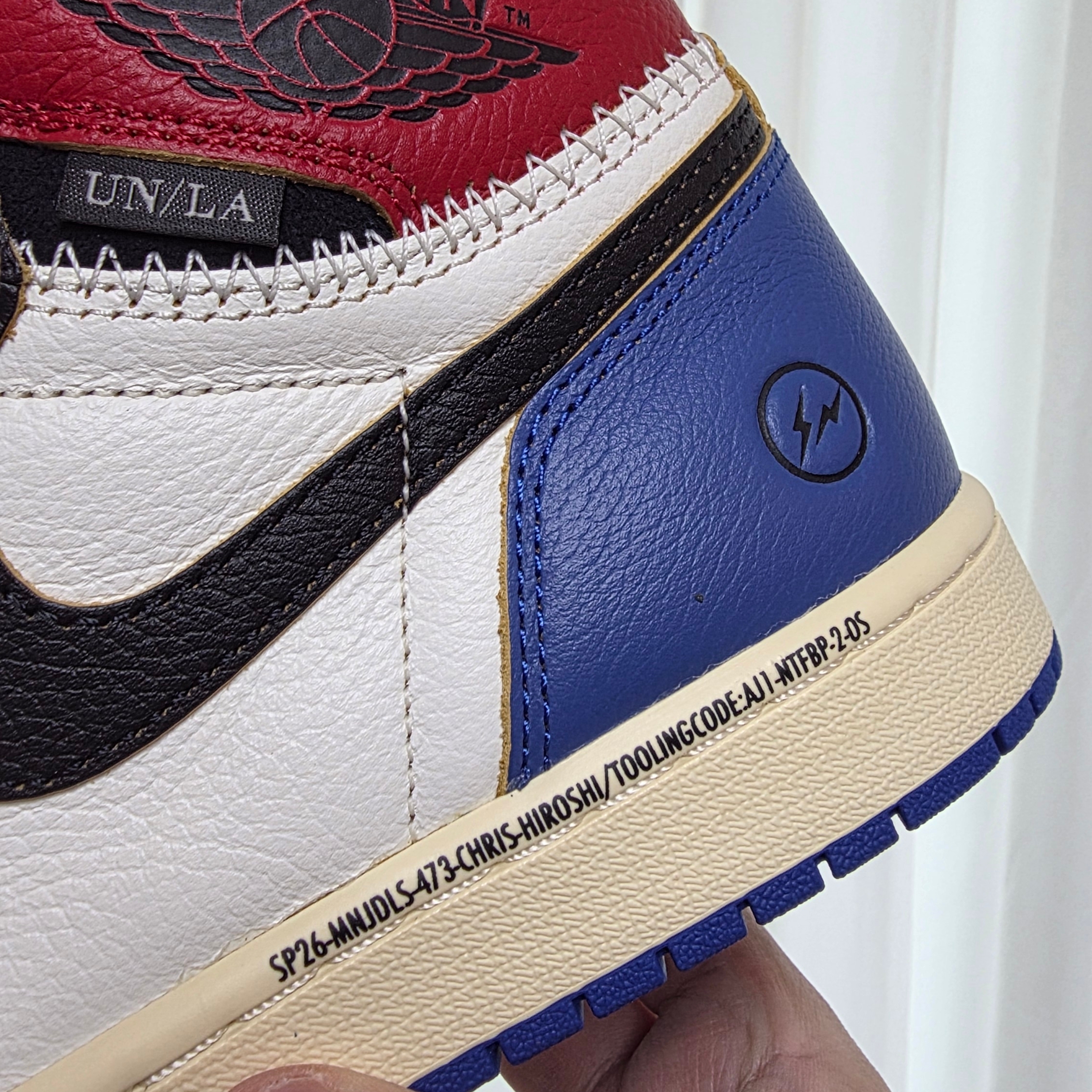 Jordan 1 x Fragment x Union LA Black and Varsity Red 착용 스타일 - 3