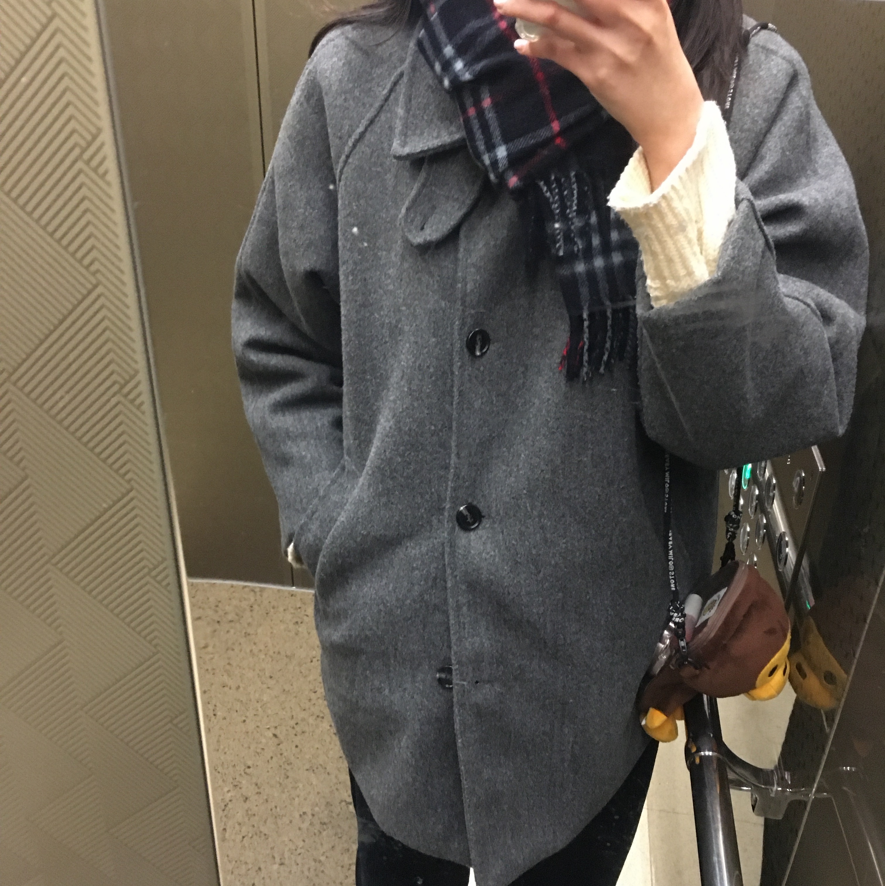 BAPE Baby Milo Mobile Bag Brown, Burberry Classic Check Cashmere Muffler Navy 착용 스타일 - 1