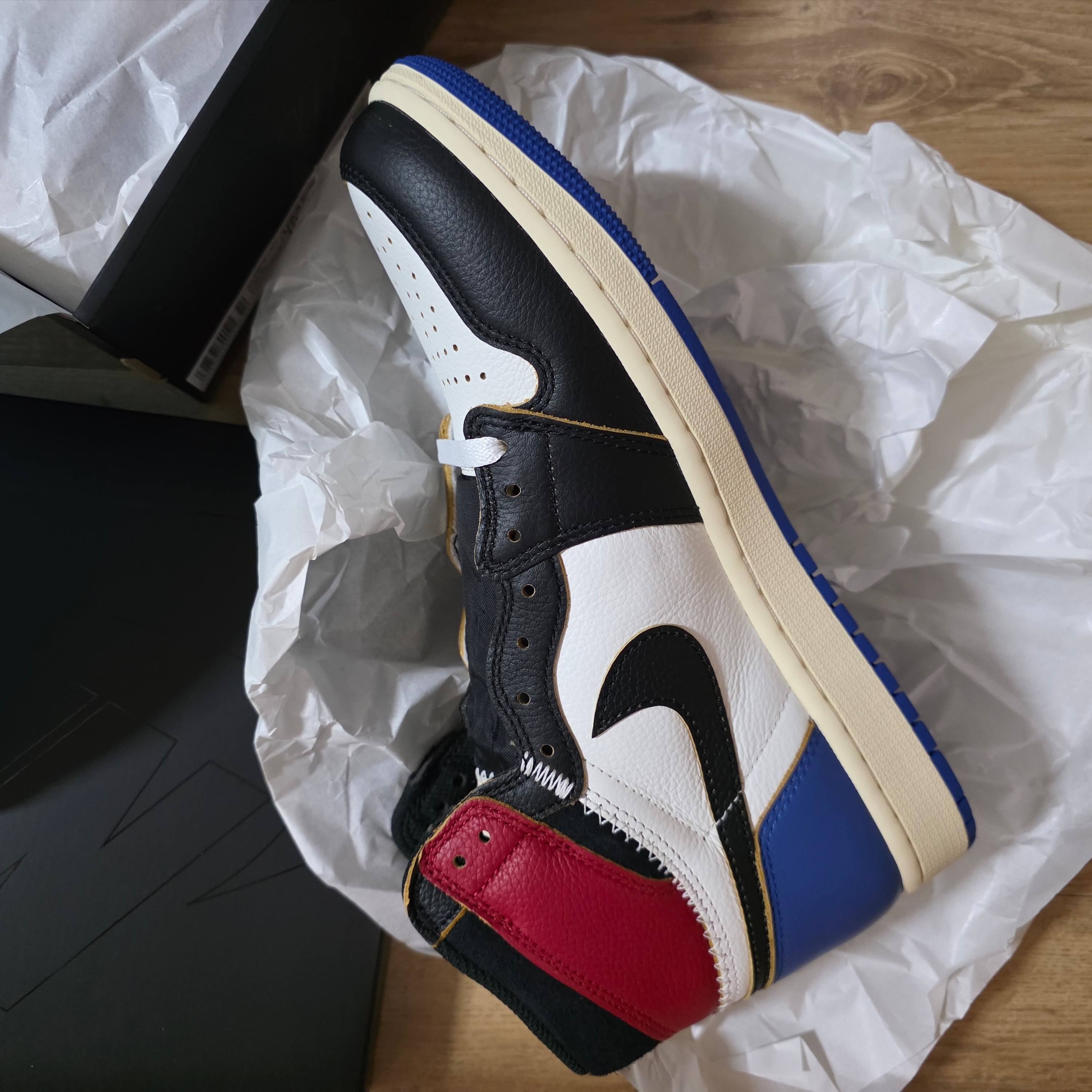 Jordan 1 x Fragment x Union LA Black and Varsity Red 착용 스타일 - 1