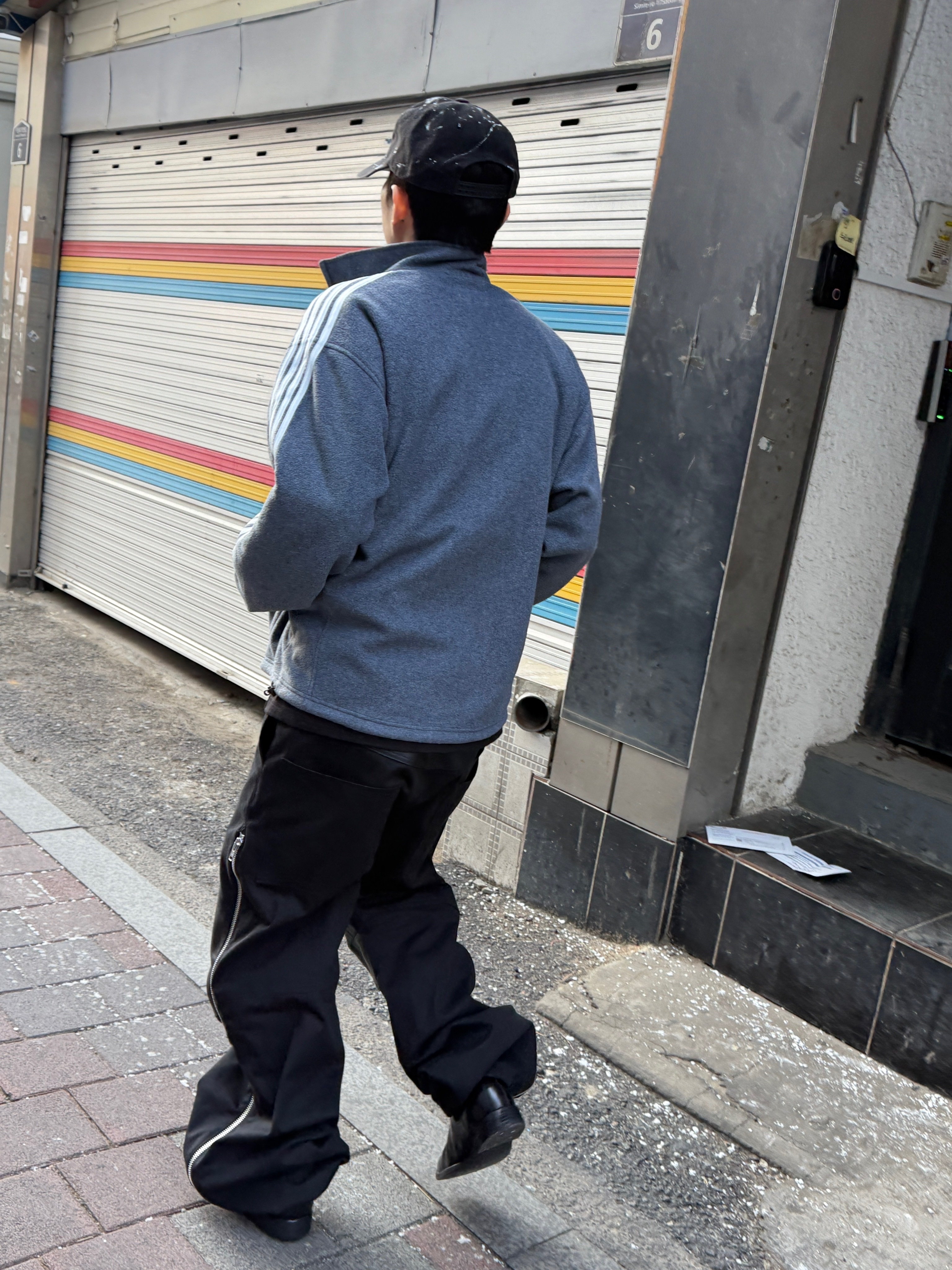 ROARINGRAD Carbon-Coated Side-Zip Pants Black 착용 스타일 - 7