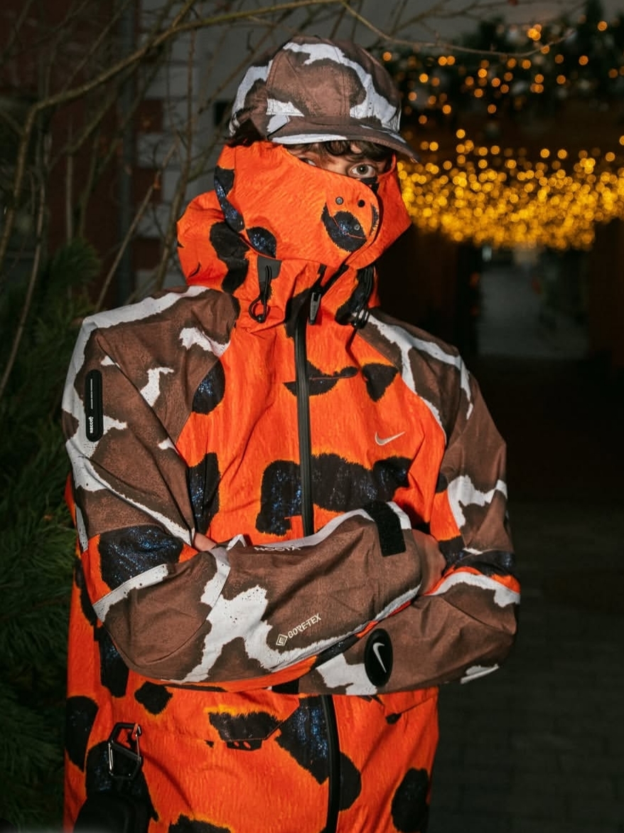 Nike x Drake Nocta Opal Deep Cover Gore-Tex Jacket Safety Orange (FZ3253-819) 착용 스타일